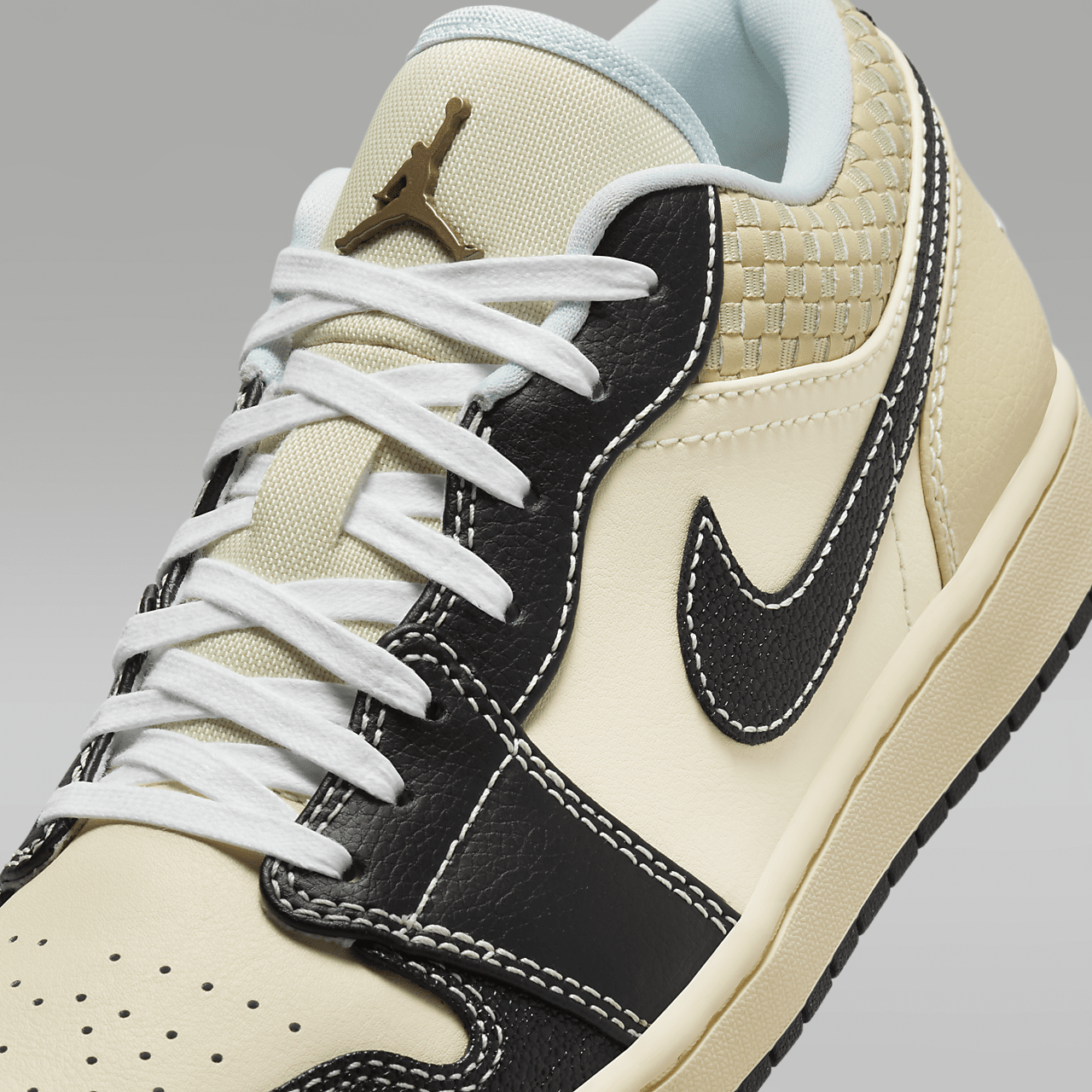 Nike Air Jordan 1 Low sneaker Coconut Milk/Muslin/Team Gold/Zwart