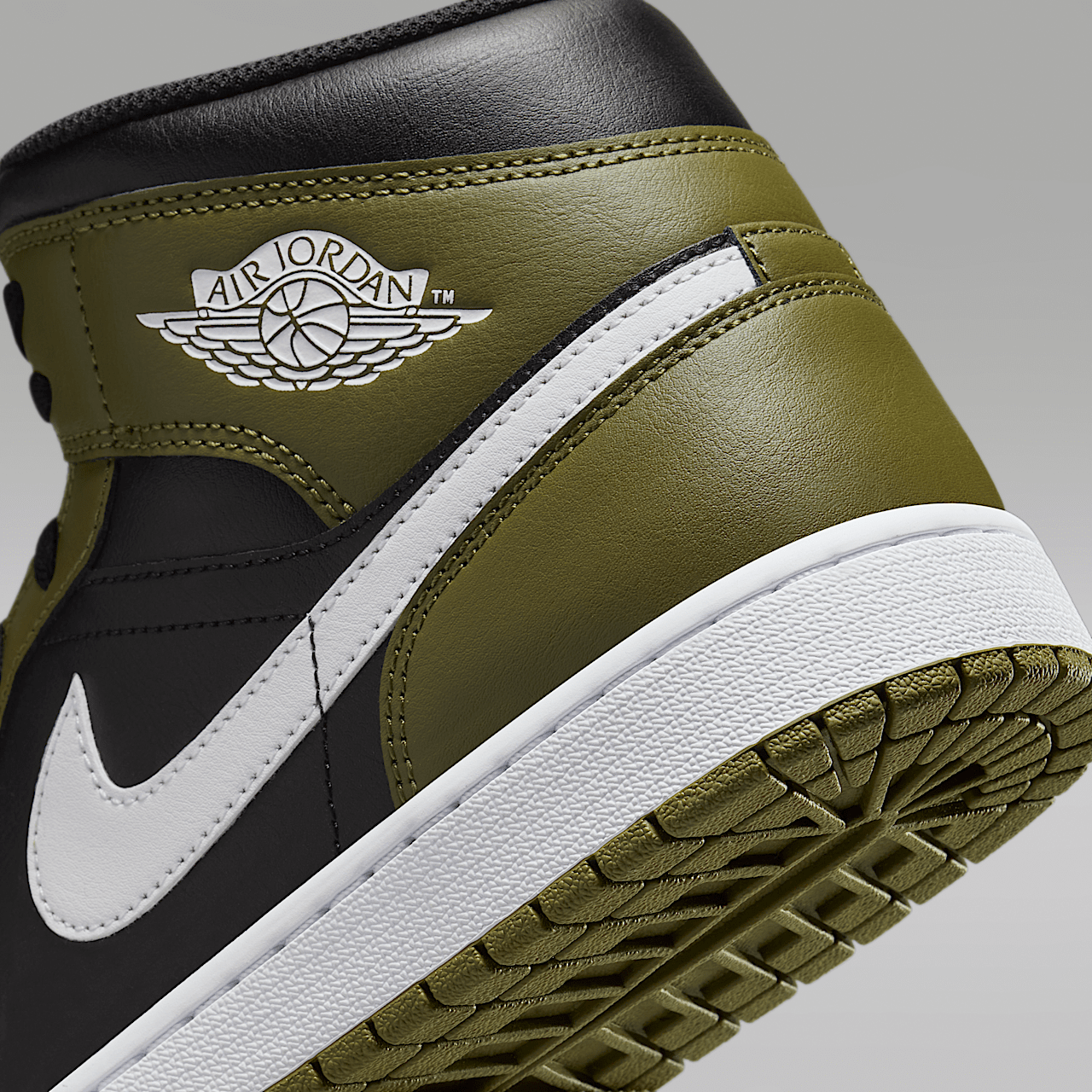 Nike Air Jordan 1 Mid sneaker Zwart/Medium Olive/Sail/Wit