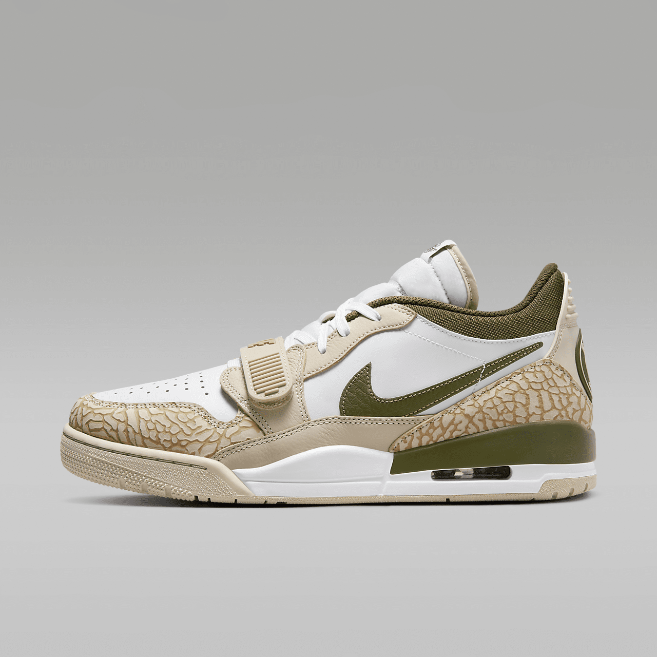 Nike Air Jordan Legacy sneaker Sanddrift/Wit/Rough Green/Hemp
