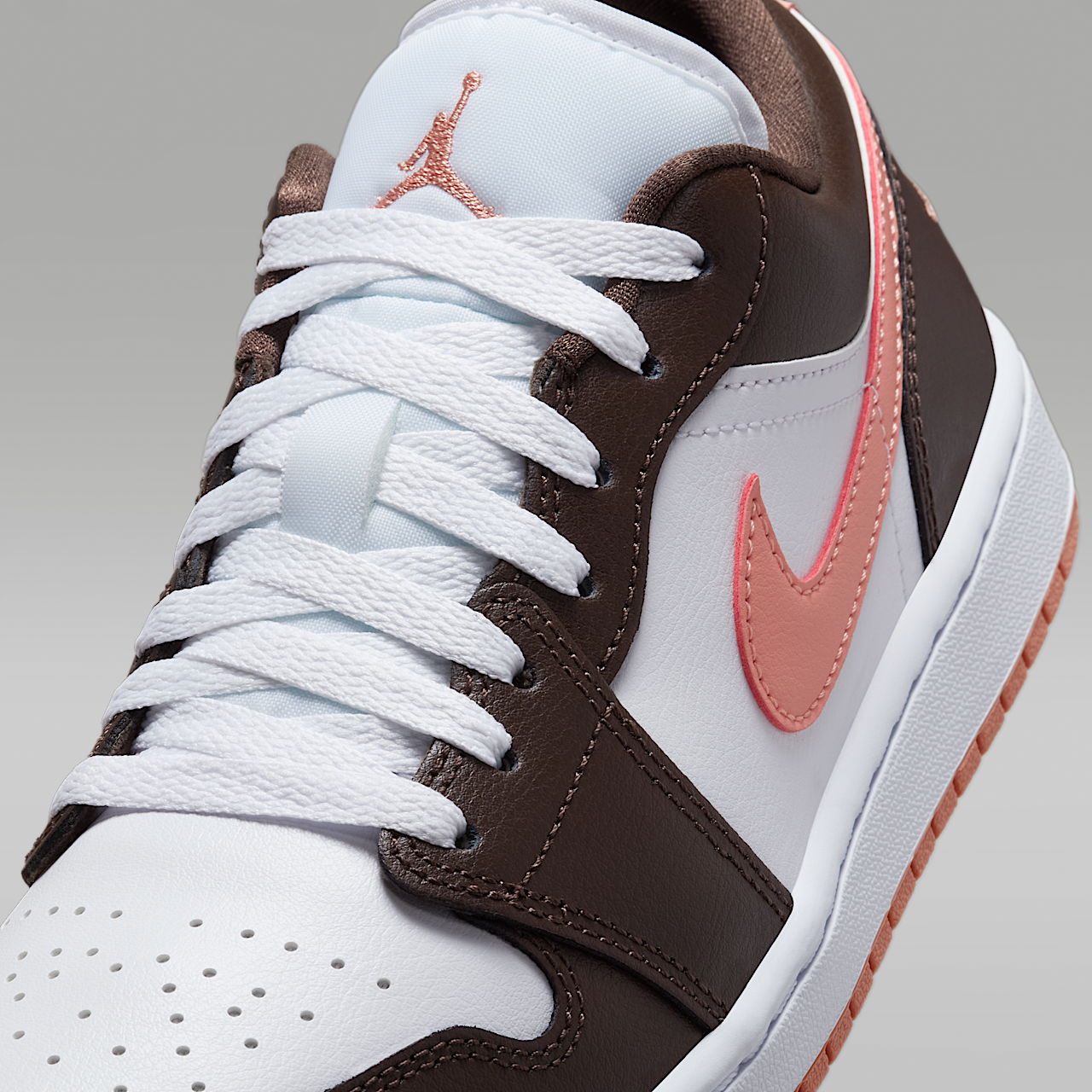 Nike Air Jordan 1 Low sneaker Wit/Baroque Brown/Light Madder Root