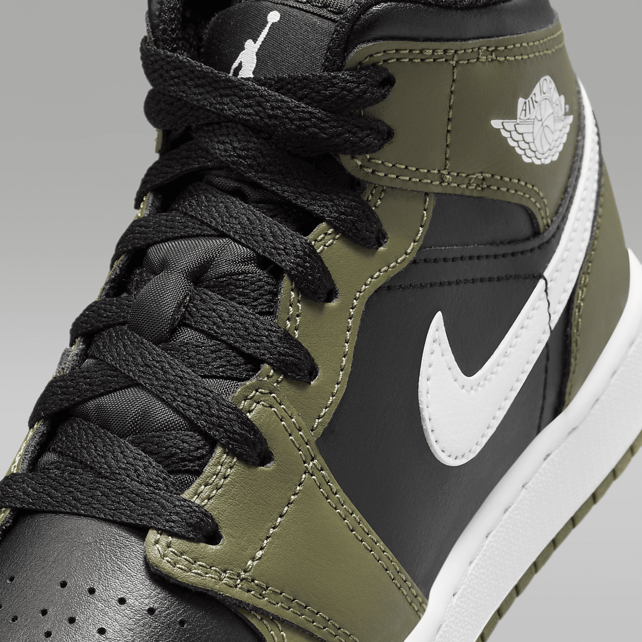 Nike Air Jordan 1 Mid sneaker Zwart/Medium Olive/Wit