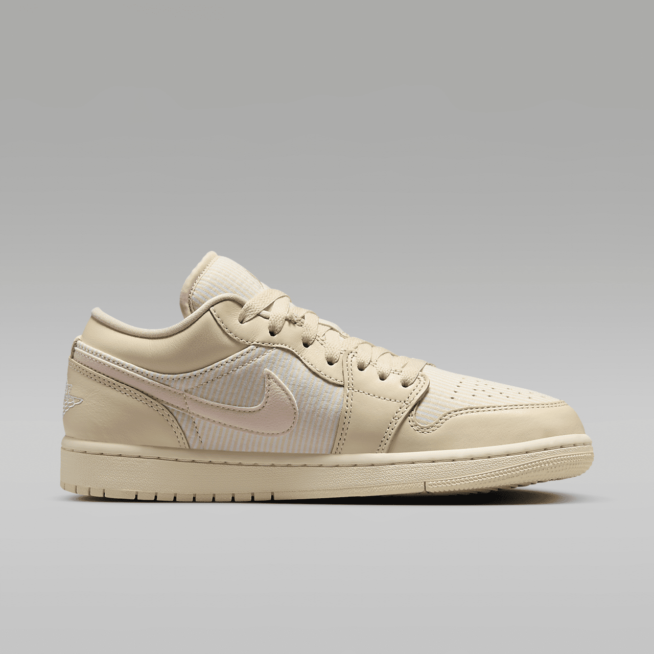 Nike Air Jordan 1 Low sneaker Muslin/Sail/Coconut Milk/Legend Pink