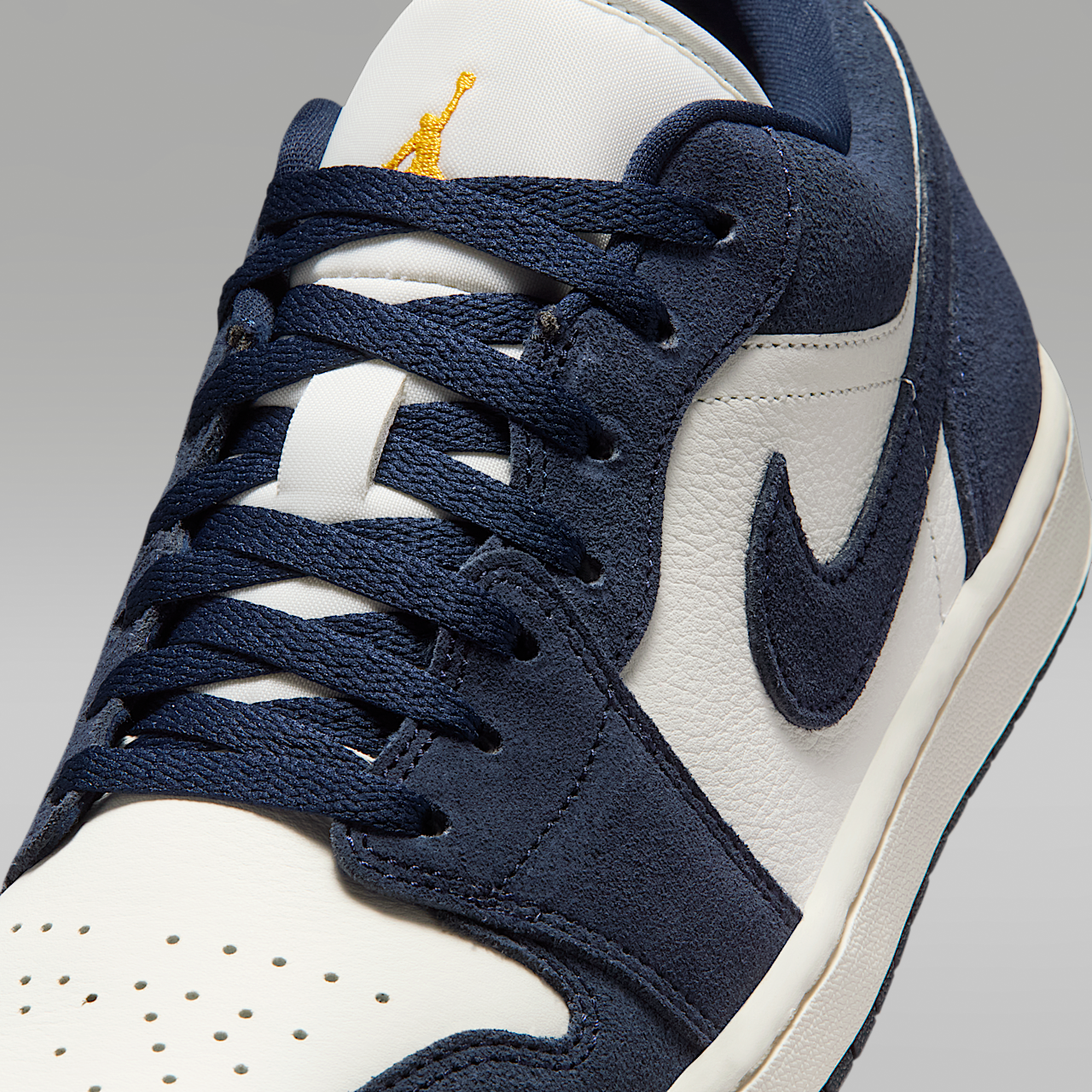 Nike Air Jordan sneaker Obsidian/University Gold/Chile Red/Obsidian