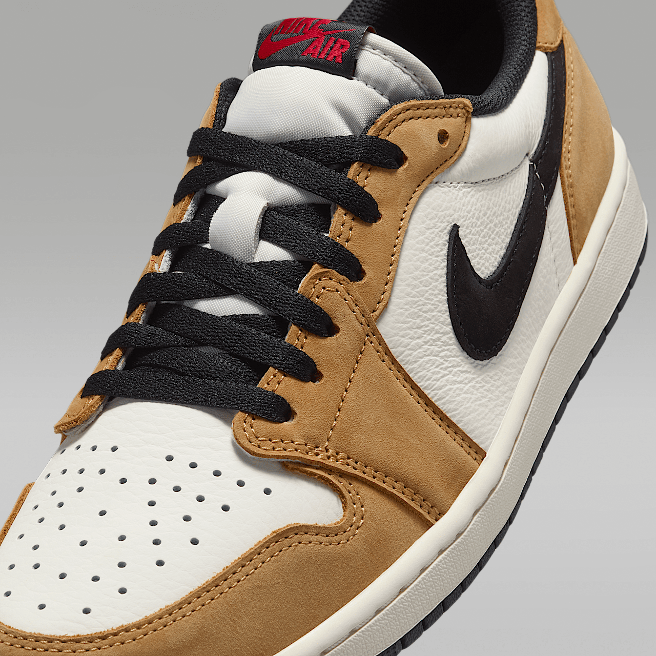 Nike Air Jordan 1 Low sneaker Sail/Golden Harvest/Gym Red/Zwart