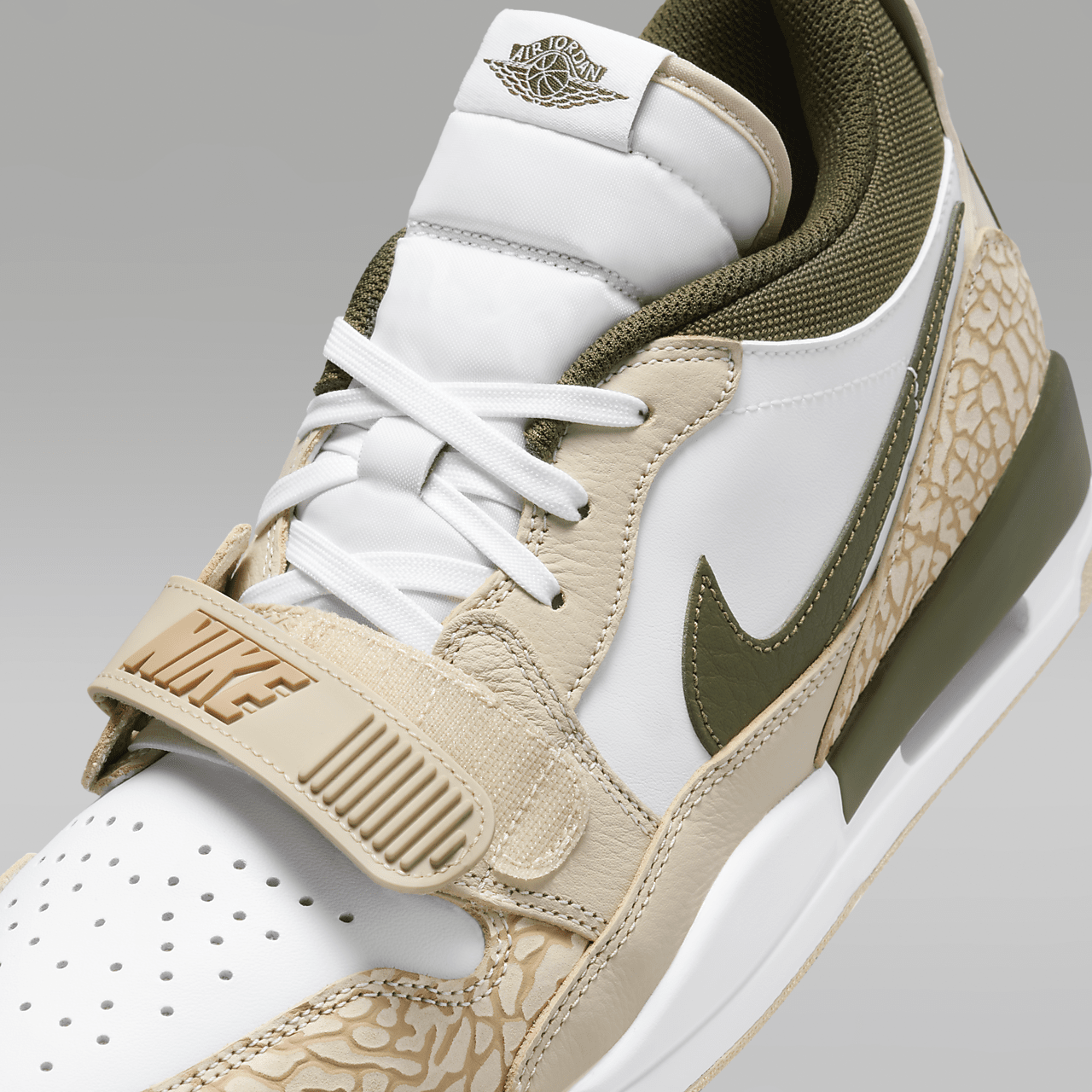 Nike Air Jordan Legacy sneaker Sanddrift/Wit/Rough Green/Hemp
