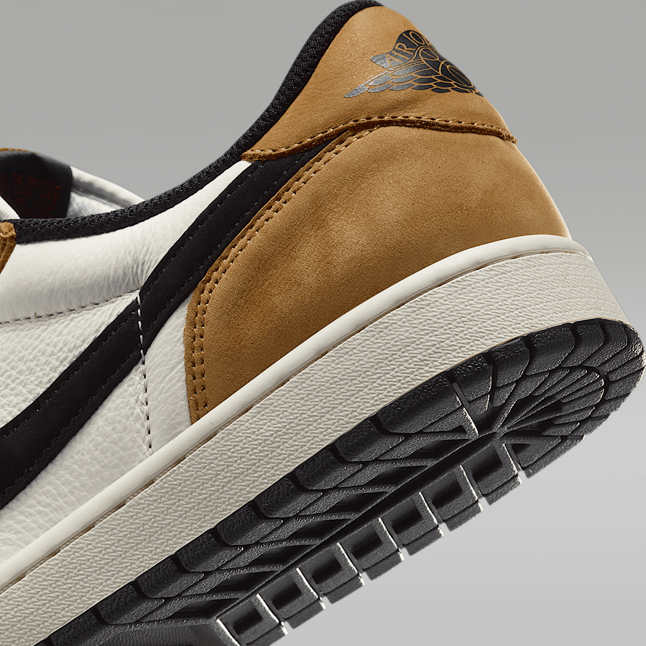 Nike Air Jordan 1 Low sneaker Sail/Golden Harvest/Gym Red/Zwart