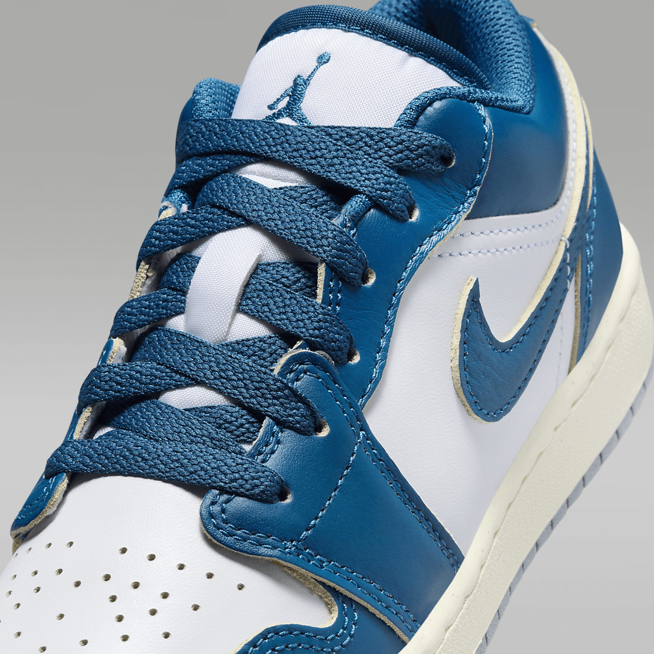 Nike Air Jordan 1 Low sneaker Wit/Blue Grey/Sail/Industrial Blue