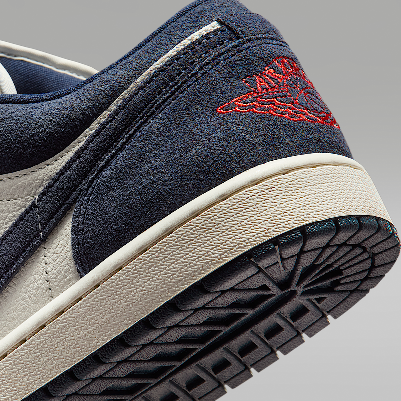 Nike Air Jordan sneaker Obsidian/University Gold/Chile Red/Obsidian