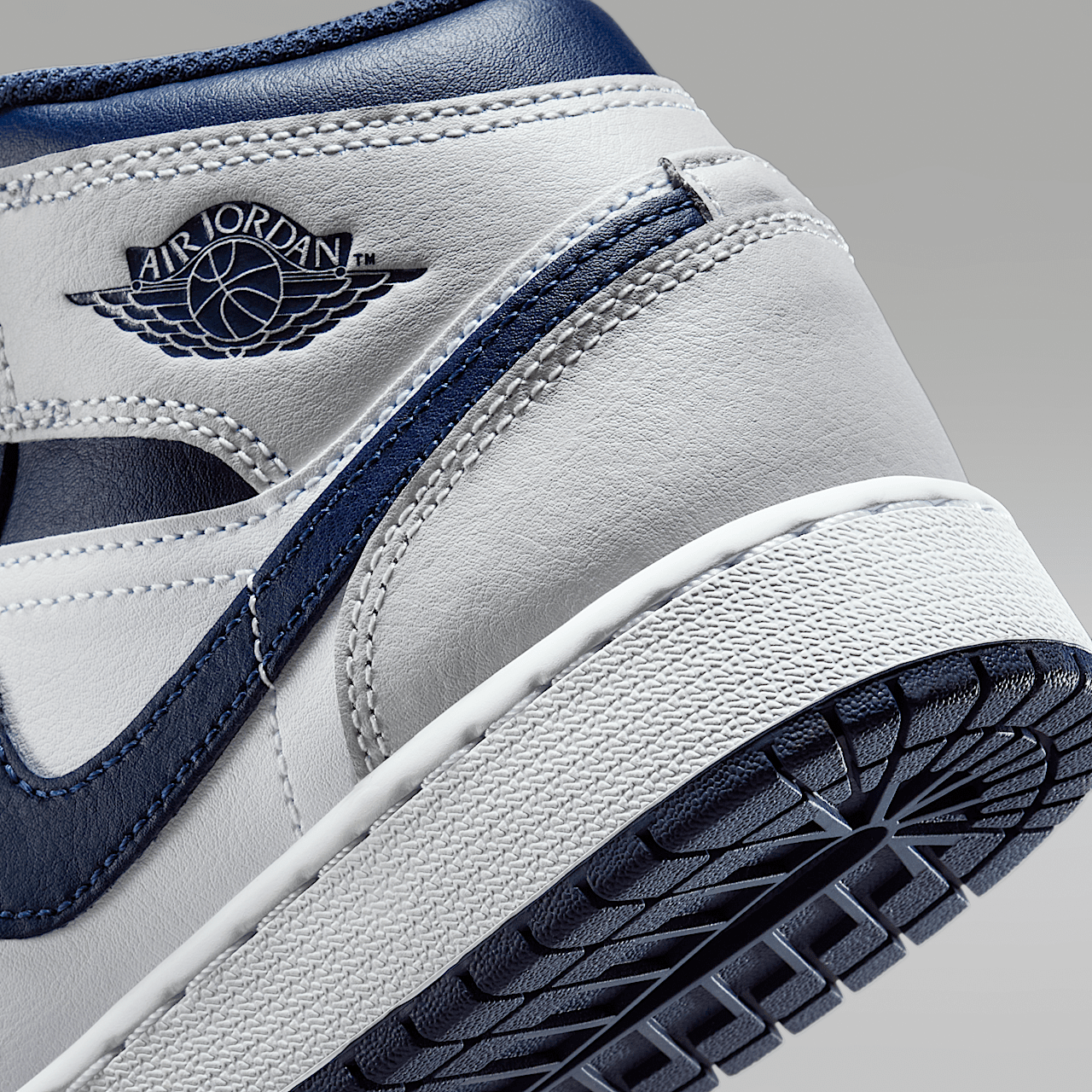 Nike Air Jordan 1 Mid sneaker Wit/Neutral Grey/Gum Medium Brown/Midnight Navy