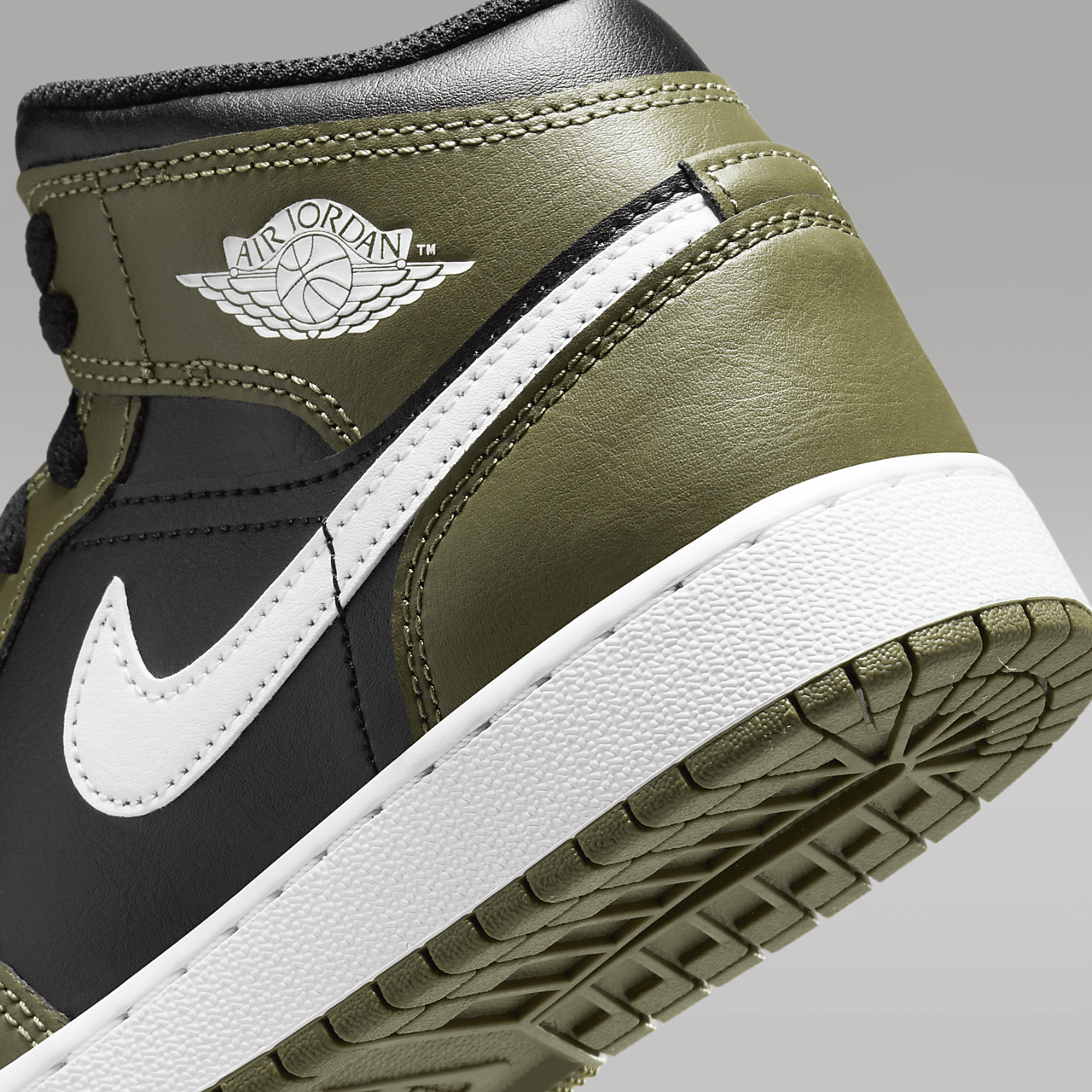 Nike Air Jordan 1 Mid sneaker Zwart/Medium Olive/Wit