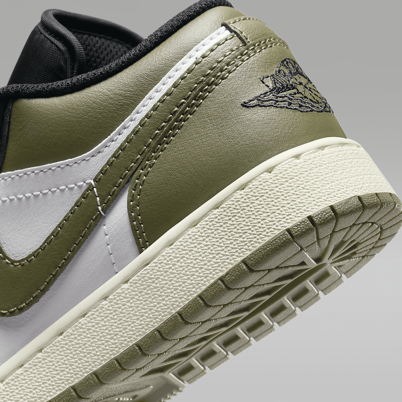 Nike Air Jordan 1 Low sneaker Zwart/Medium Olive/Wit