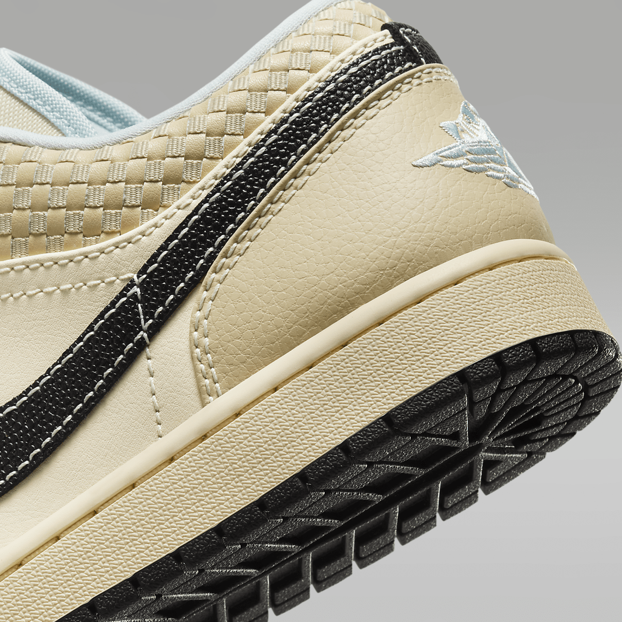 Nike Air Jordan 1 Low sneaker Coconut Milk/Muslin/Team Gold/Zwart