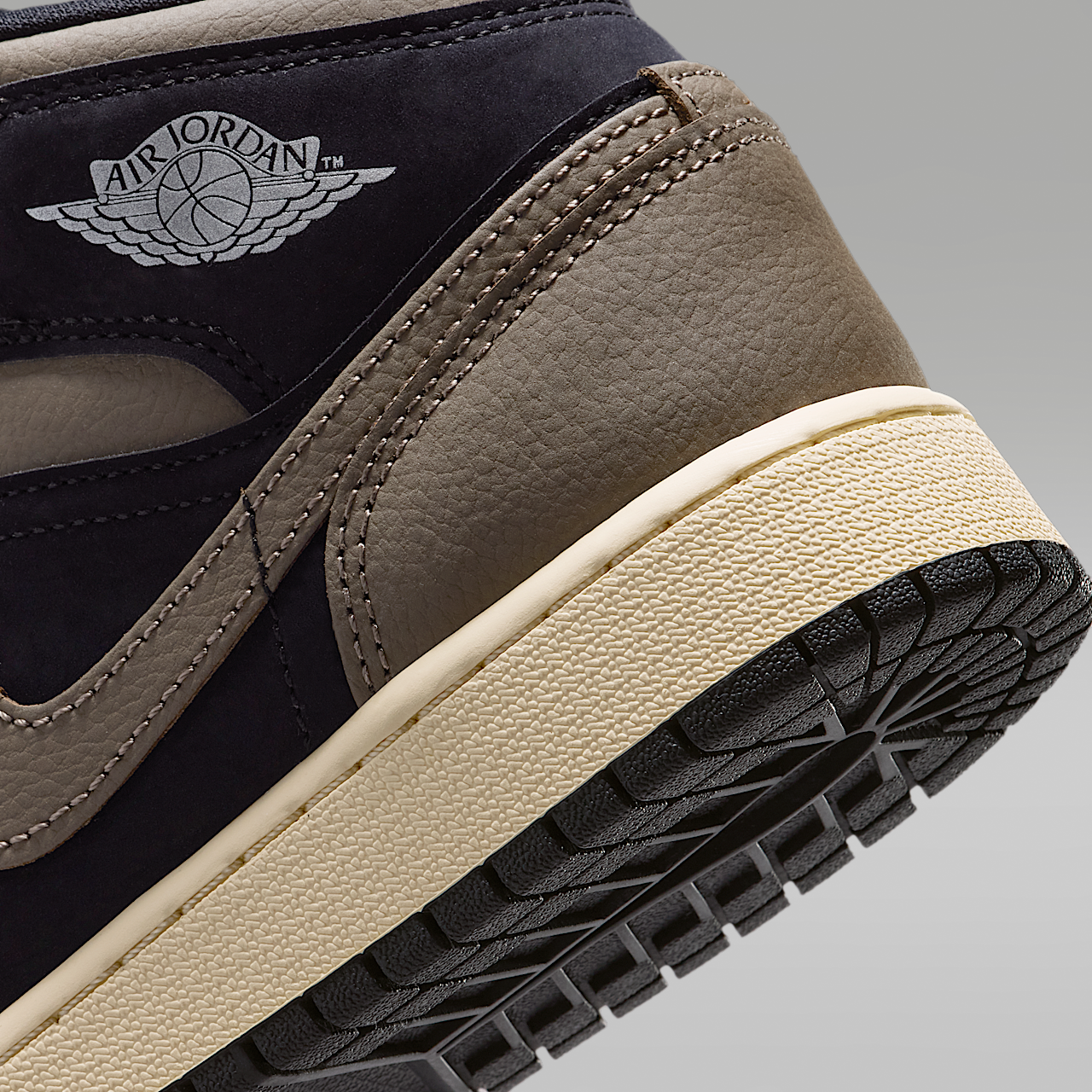 Nike Air Jordan sneaker Zwart/Light Wild Mango/Muslin/Olive Grey