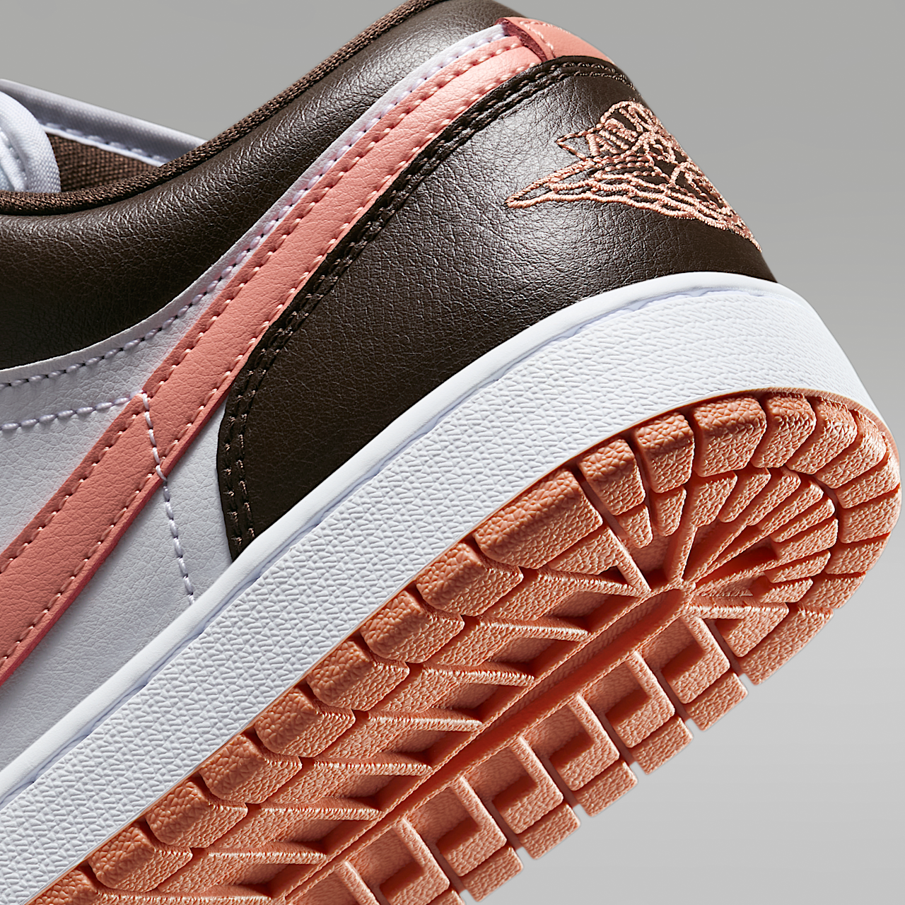 Nike Air Jordan 1 Low sneaker Wit/Baroque Brown/Light Madder Root