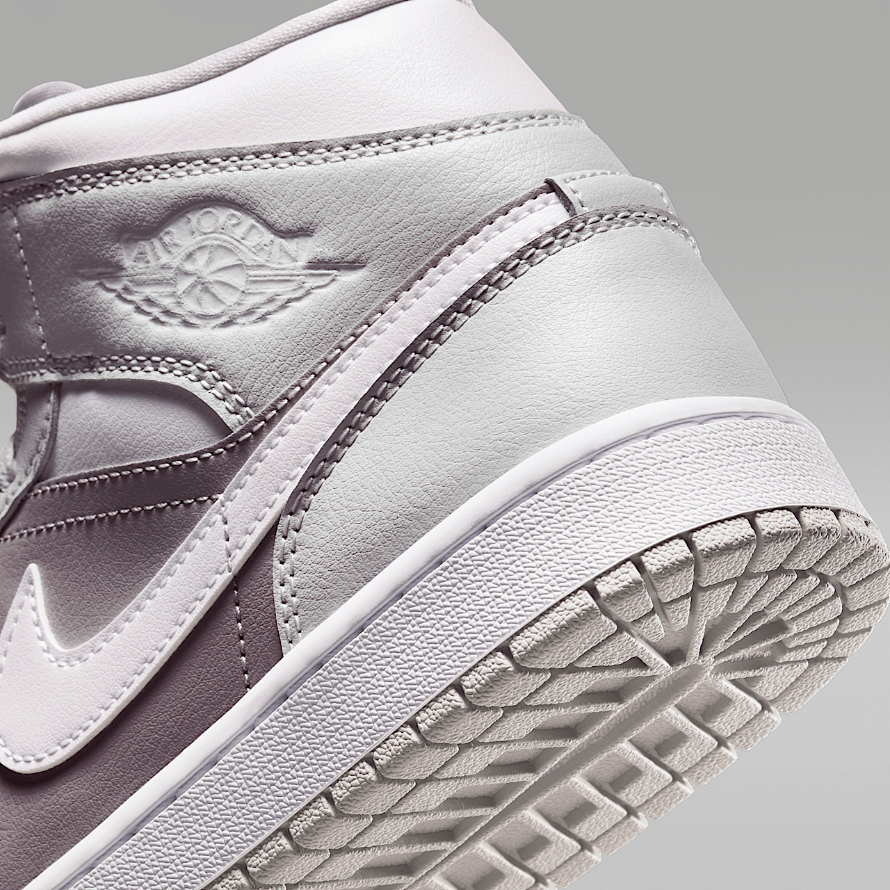 Nike Air Jordan 1 Mid sneaker Photon Dust/Atmosphere Grey/Wit