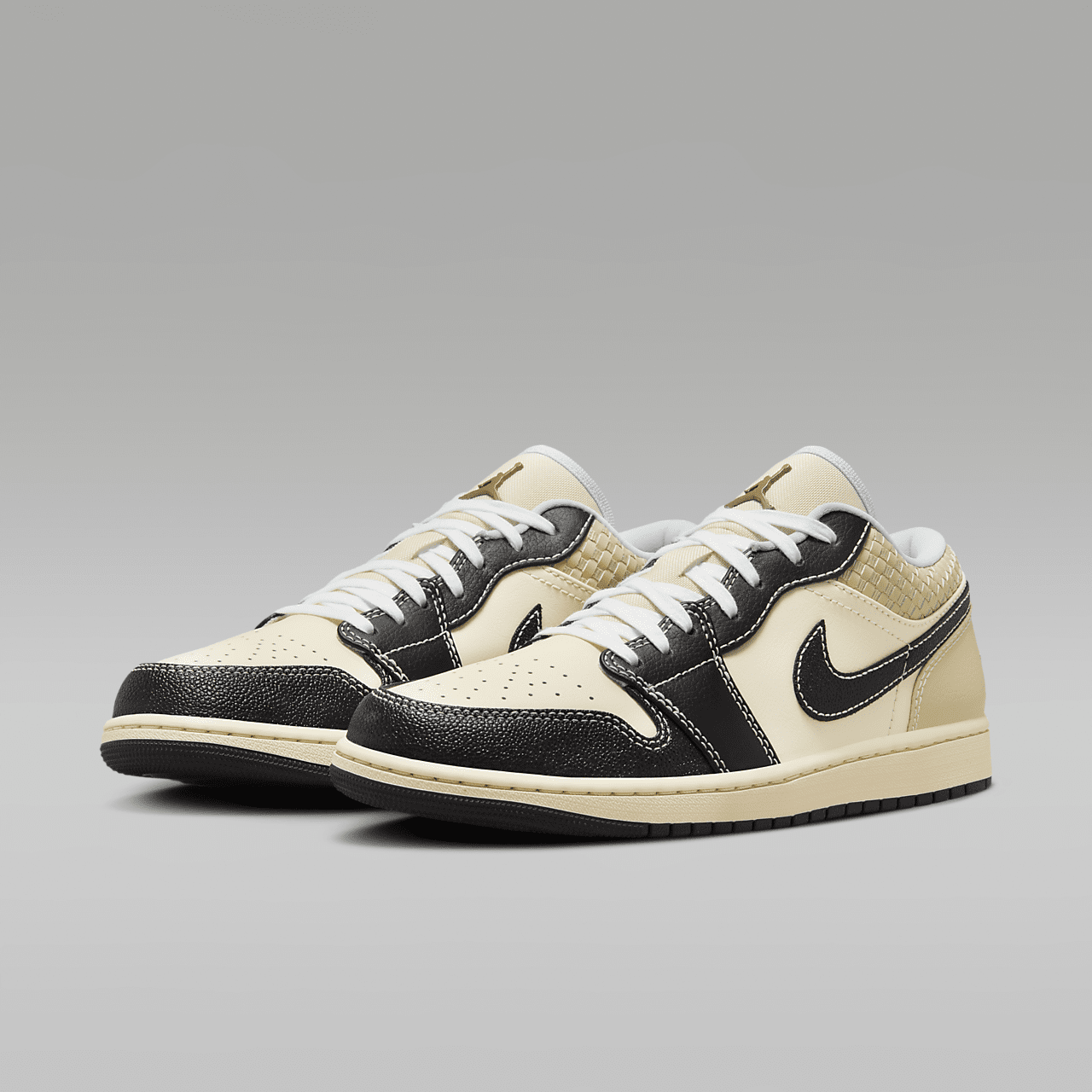 Nike Air Jordan 1 Low sneaker Coconut Milk/Muslin/Team Gold/Zwart