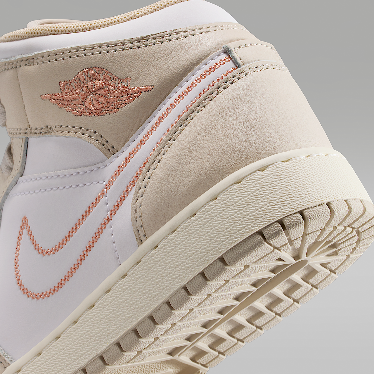 Nike Air Jordan sneaker Sanddrift/Wit/Light Orewood Brown/Light Madder Root