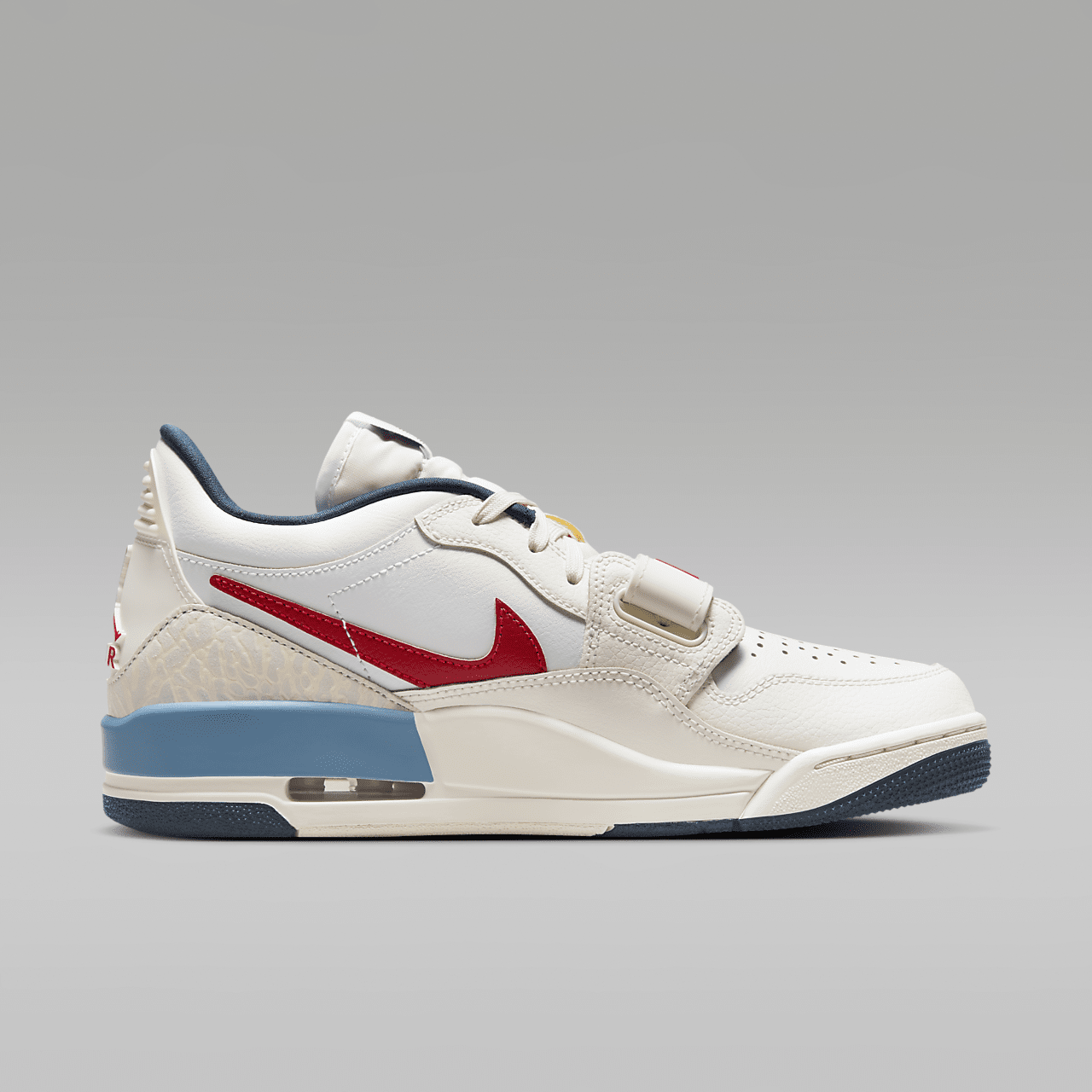Nike Air Jordan Legacy sneaker Wit/Sail/Armory Navy/Aegean Storm