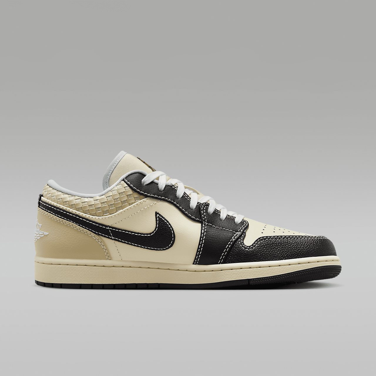 Nike Air Jordan 1 Low sneaker Coconut Milk/Muslin/Team Gold/Zwart