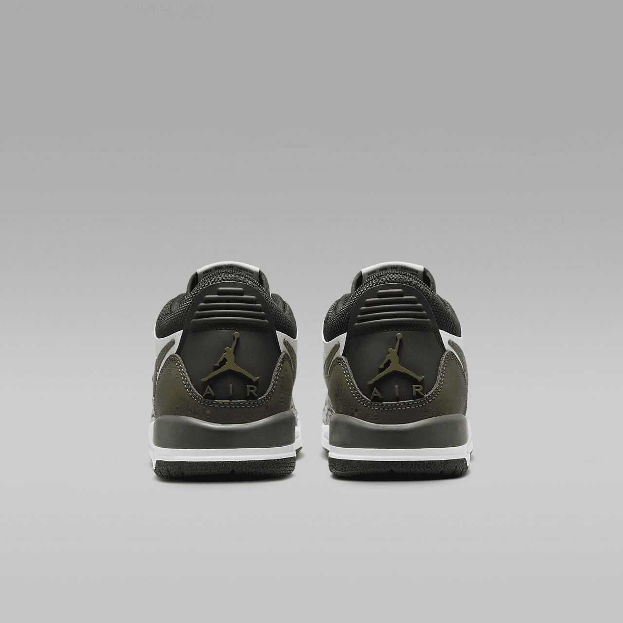 Nike Air Jordan Legacy sneaker Sail/Zwart/Wolf Grey/Medium Olive