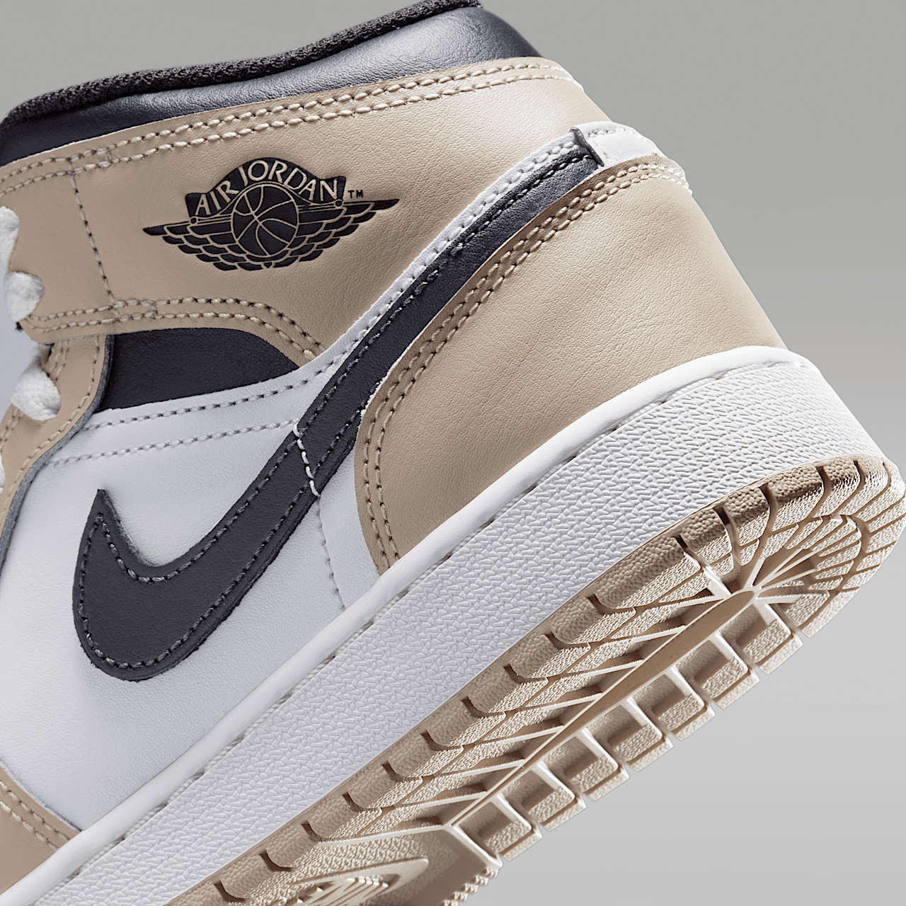Nike Air Jordan 1 Mid sneaker Summit White/Rattan/Off Noir
