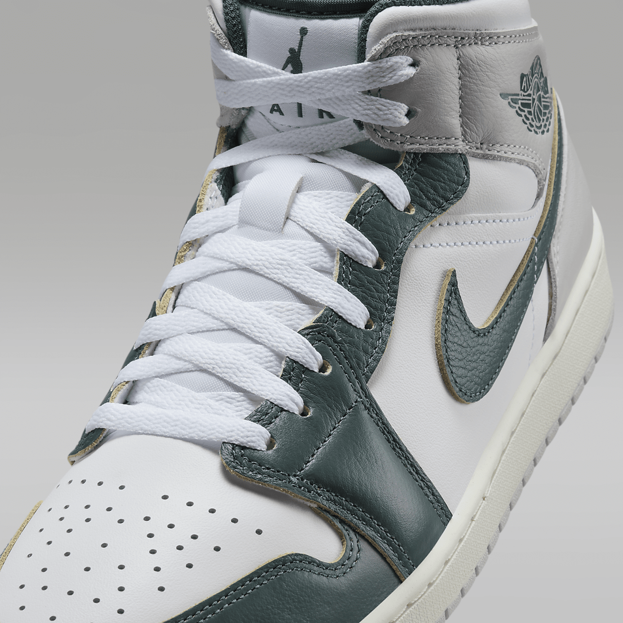 Nike Air Jordan 1 Mid sneaker Wit/Sail/Neutral Grey/Oxidized Green