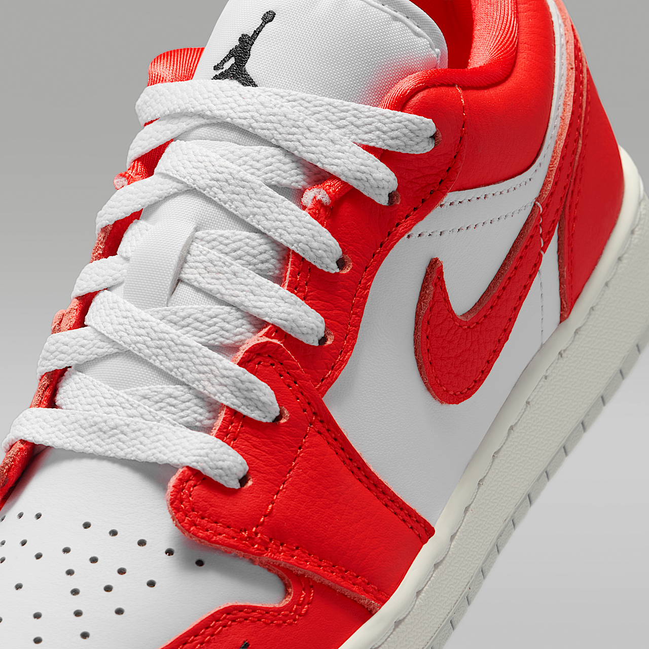 Nike Air Jordan sneaker Pure Platinum/Summit White/Zwart/Chile Red