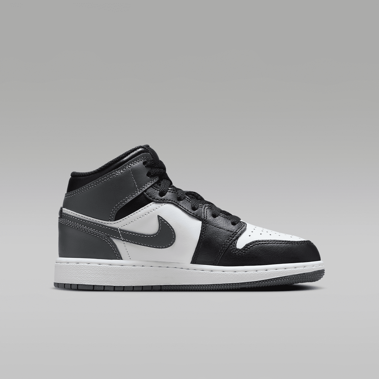 Nike Air Jordan 1 Mid sneaker Zwart/Wit/Iron Grey
