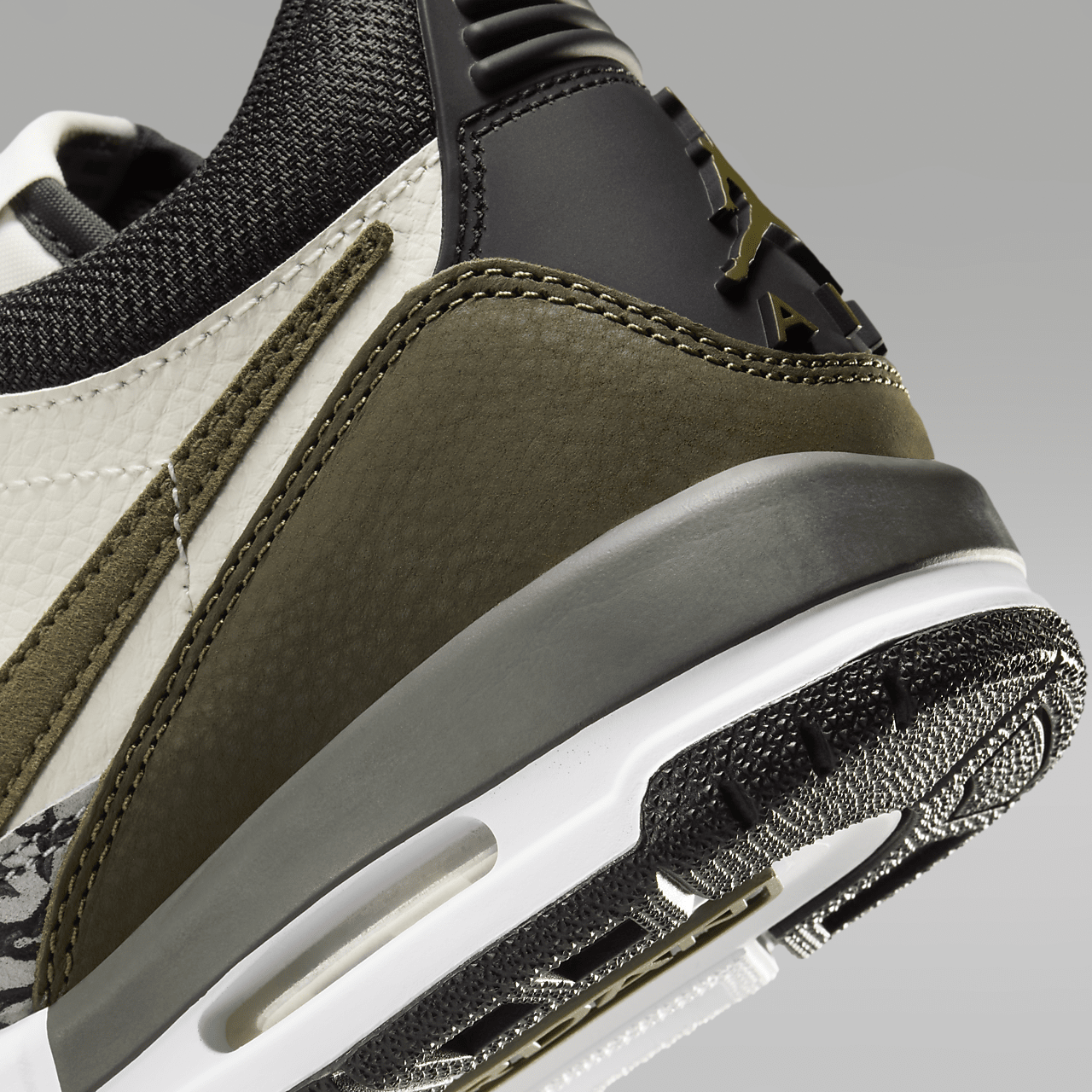 Nike Air Jordan Legacy sneaker Sail/Zwart/Wolf Grey/Medium Olive