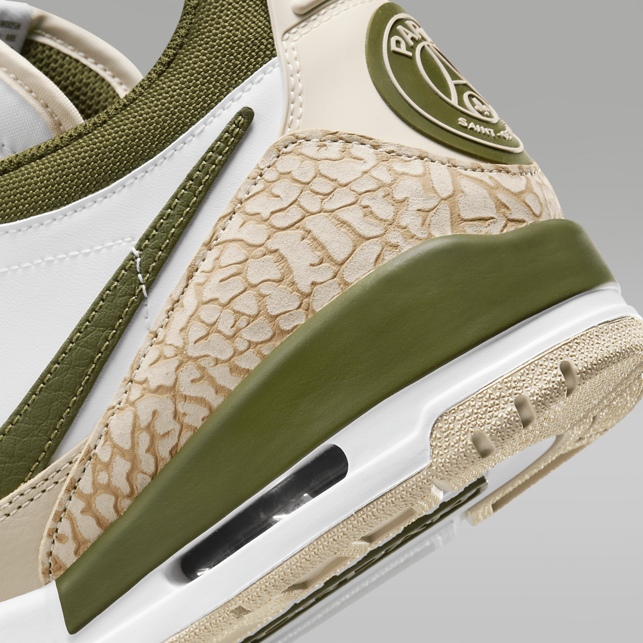 Nike Air Jordan Legacy sneaker Sanddrift/Wit/Rough Green/Hemp