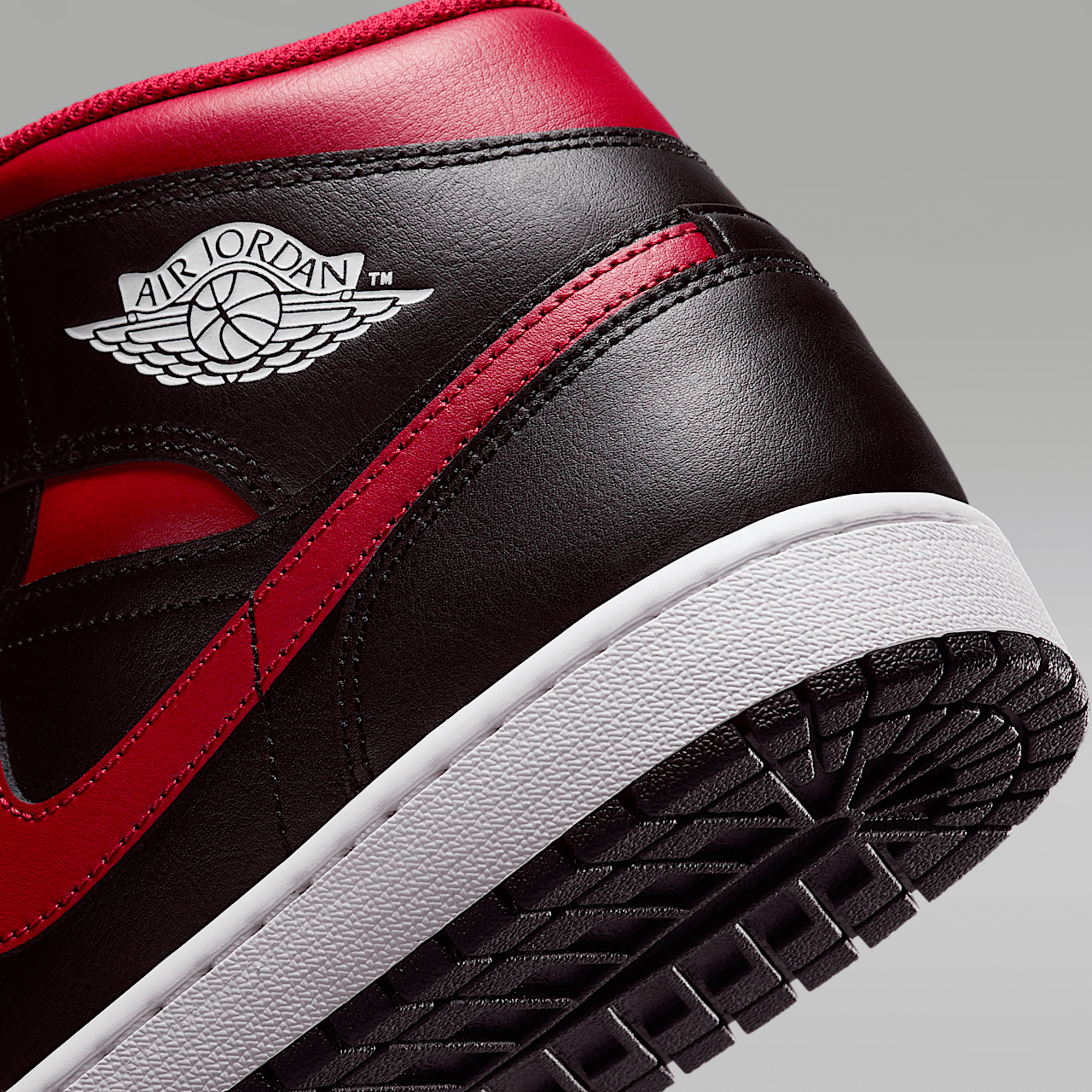 Nike Air Jordan 1 Mid sneaker Zwart/Summit White/Varsity Red