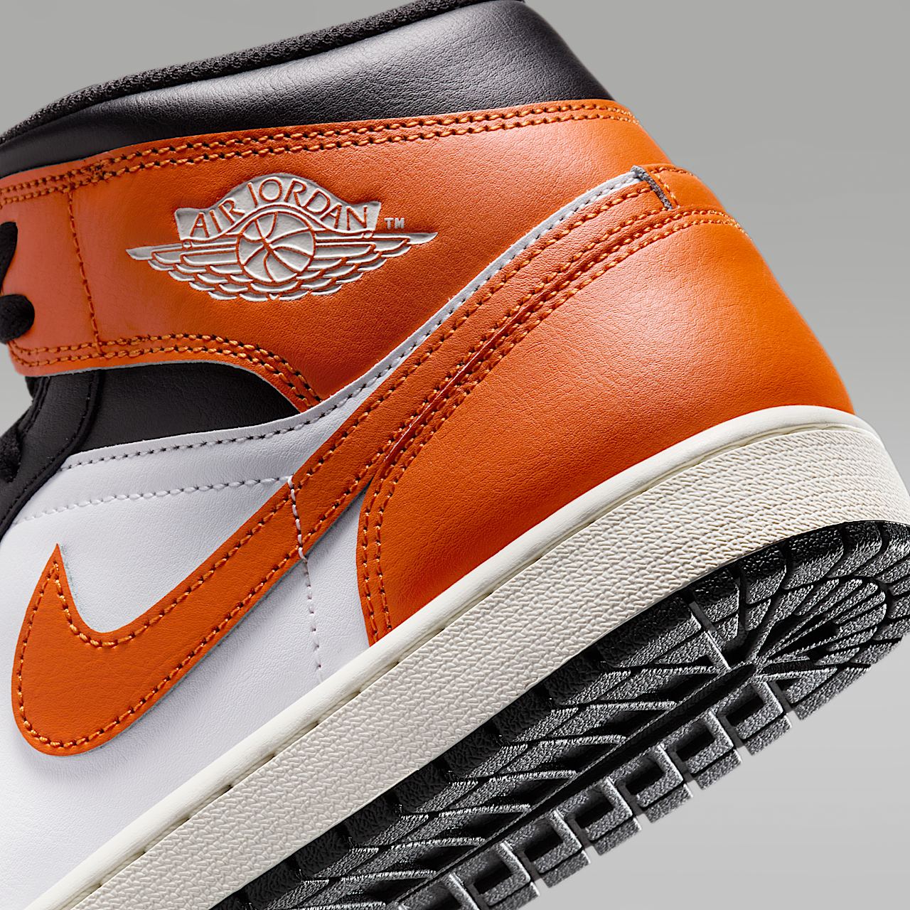 Nike Air Jordan 1 Mid sneaker Starfish/Wit/Sail/Zwart