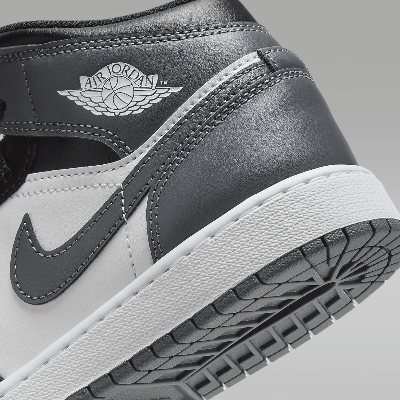 Nike Air Jordan 1 Mid sneaker Zwart/Wit/Iron Grey