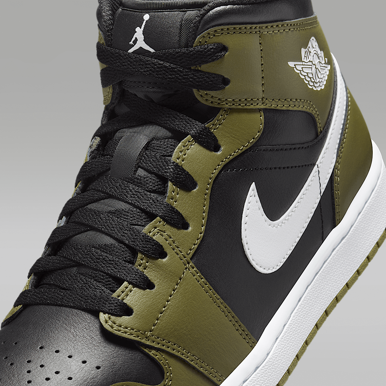 Nike Air Jordan 1 Mid sneaker Zwart/Medium Olive/Sail/Wit