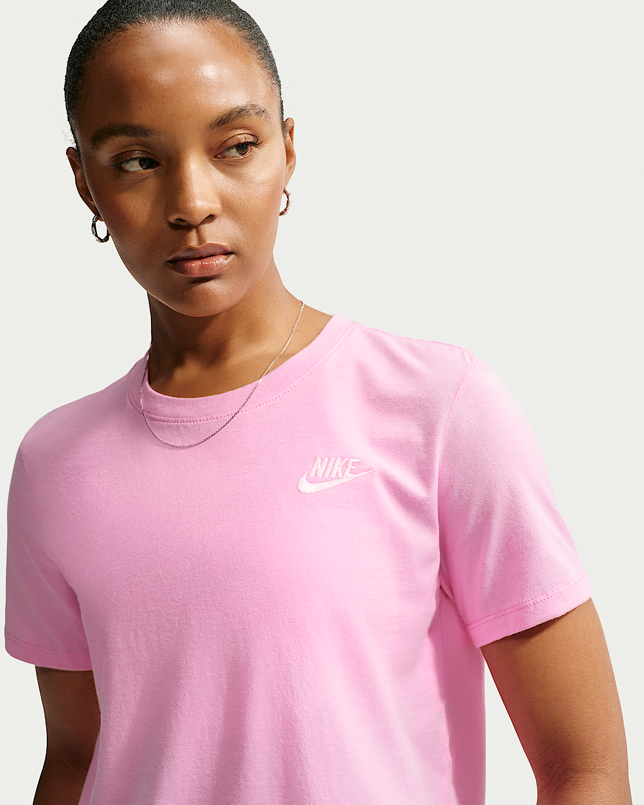 Женская футболка Nike Sportswear Club Essentials