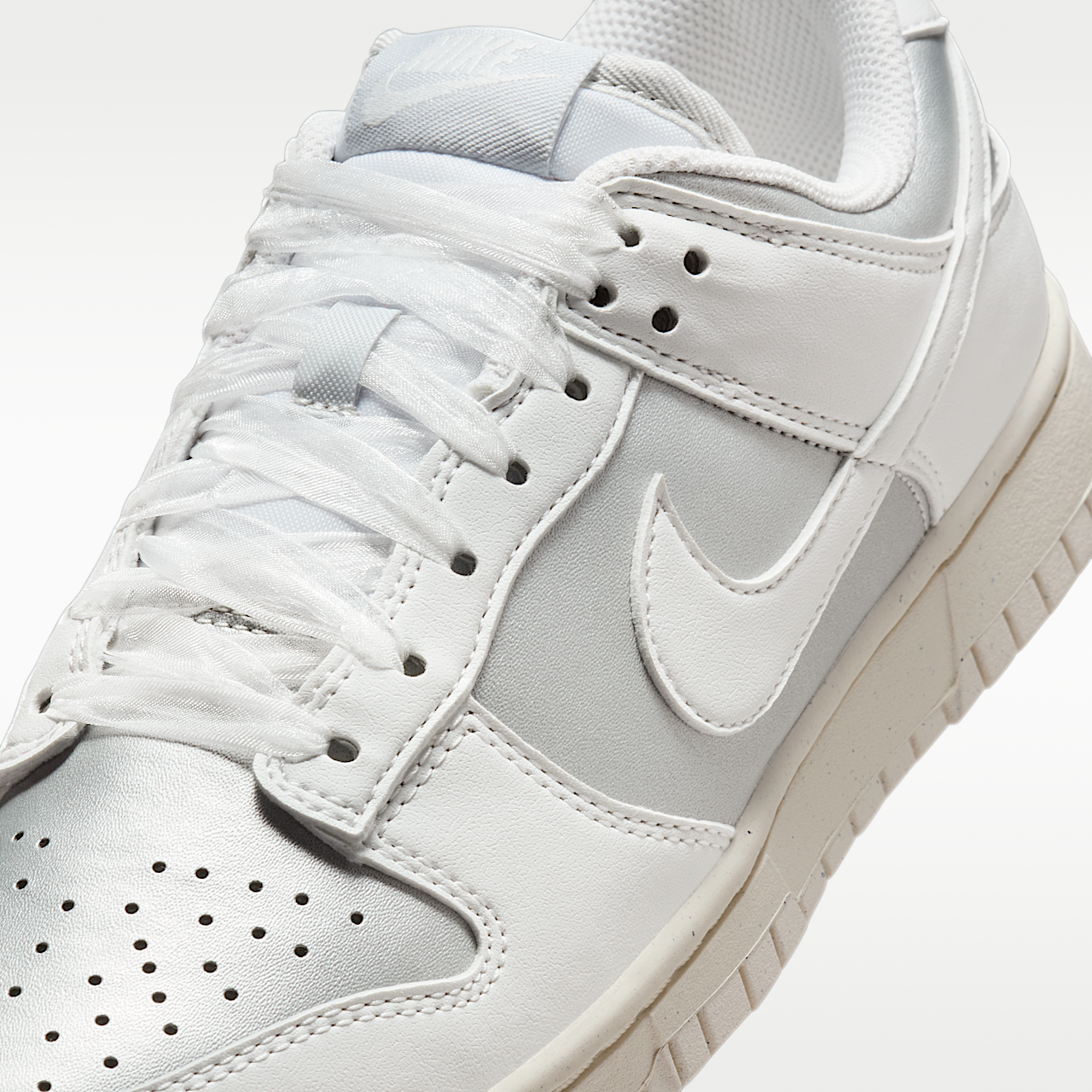 Nike Dunk Low sneaker Metallic Platinum/Pale Ivory/Summit White
