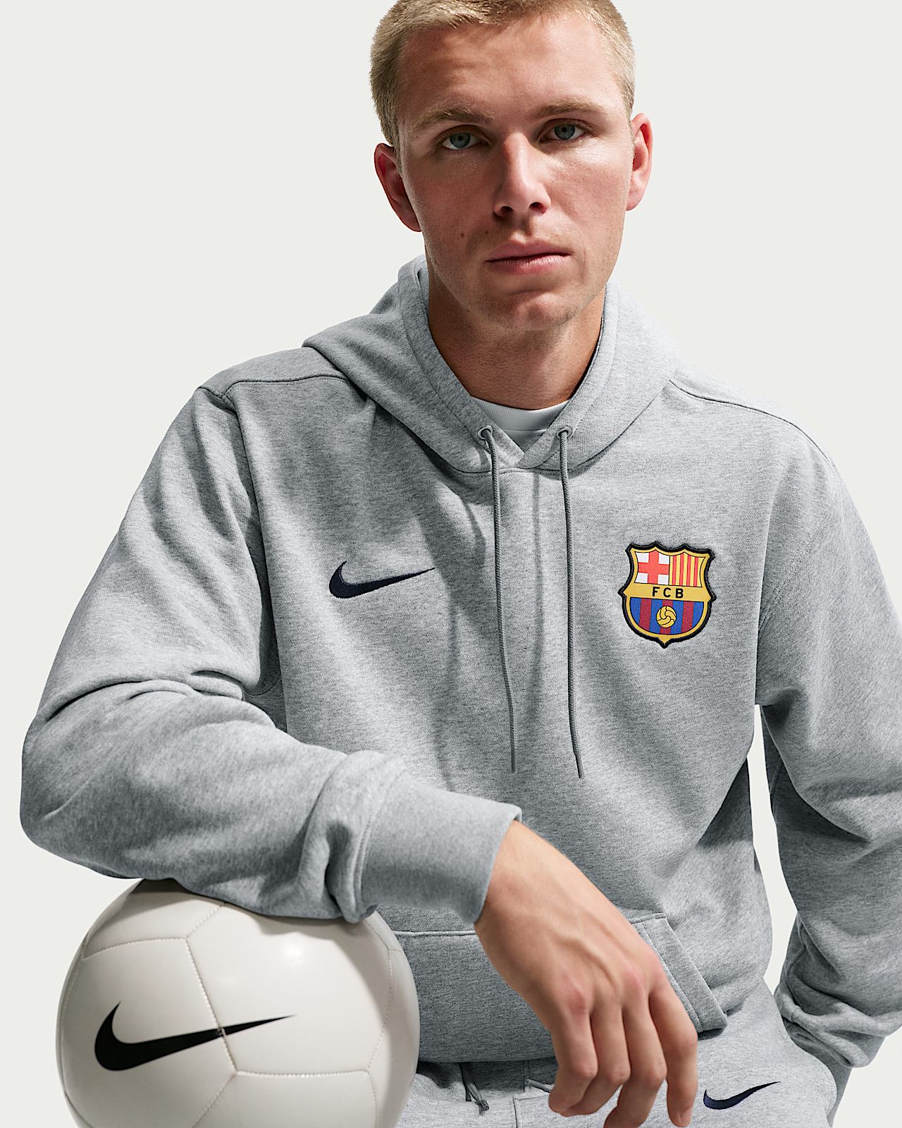 Мужское худи FC Barcelona Club Nike Soccer French Terry Pullover Hoodie
