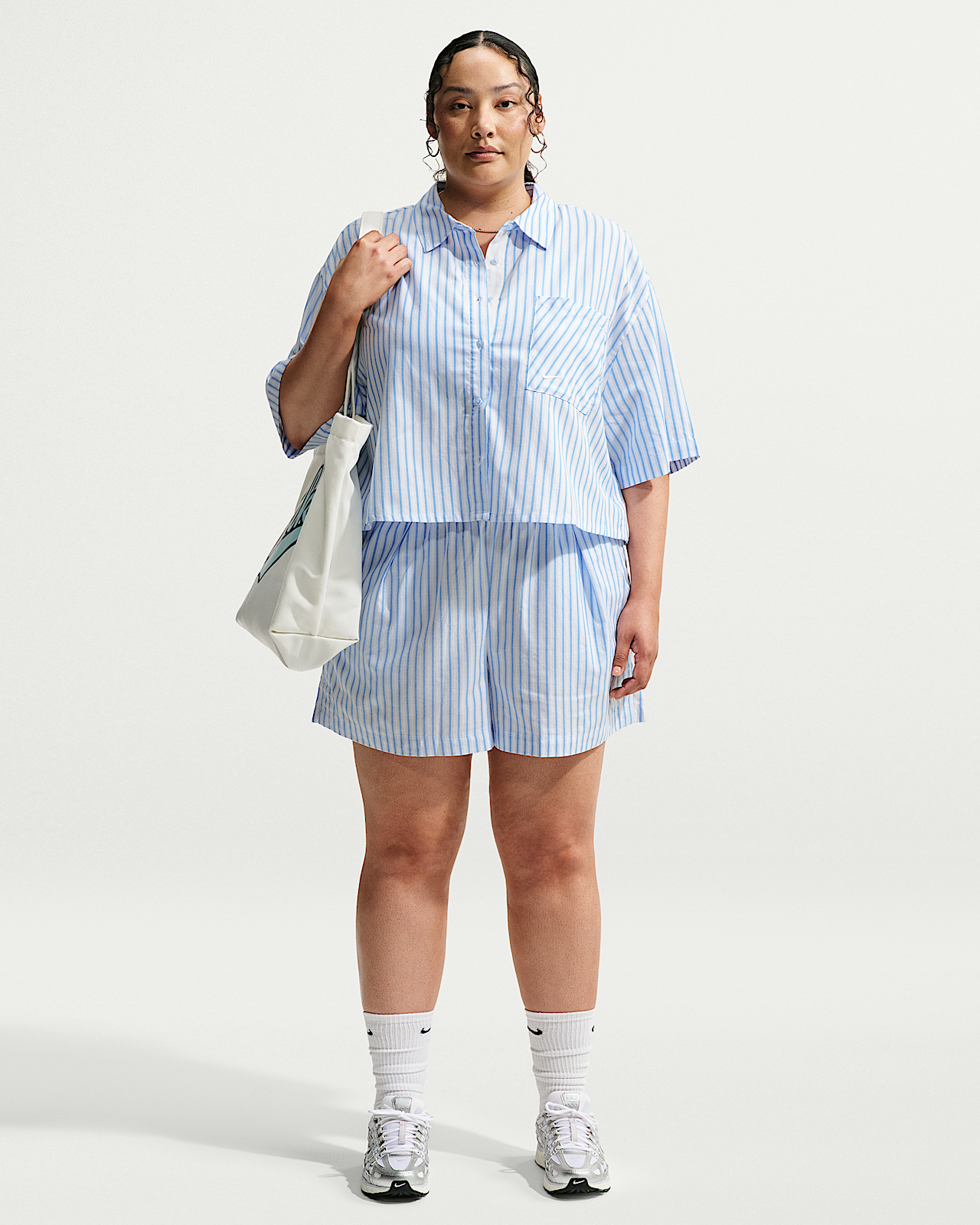 Женские шорты Nike Sportswear Chill Poplin Loose Mid-Rise Striped Shorts (Plus Size)