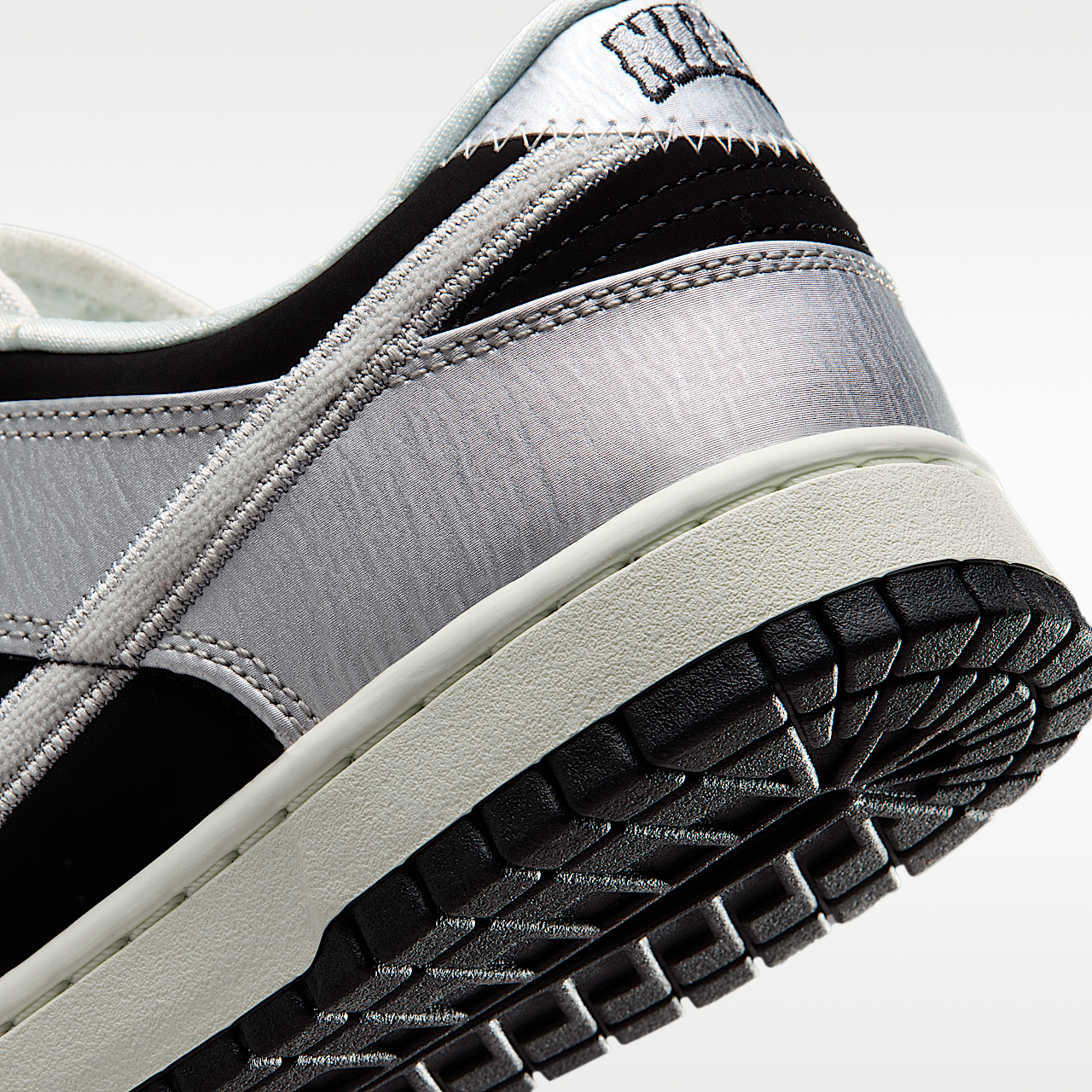 Nike Dunk Low sneaker Metallic Silver/Zwart/Sail/Metallic Silver
