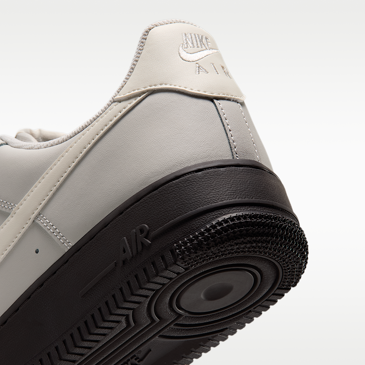Nike Air Force 1 sneaker Light Bone/Zwart/Metallic Silver/Coconut Milk