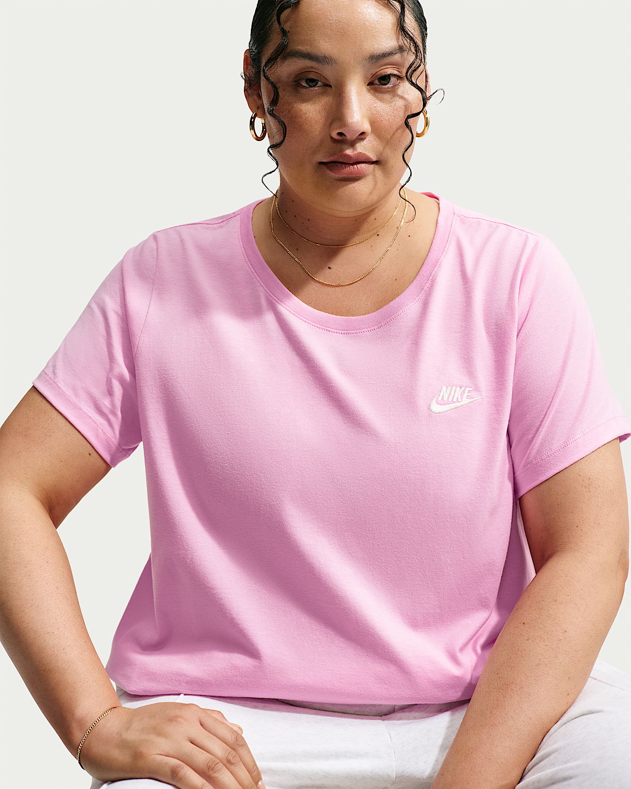 Женская футболка Nike Sportswear Club Essentials (Plus Size)