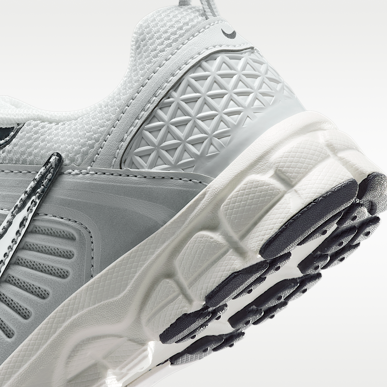 Nike Vomero sneaker Photon Dust/Gridiron/Sail/Chrome