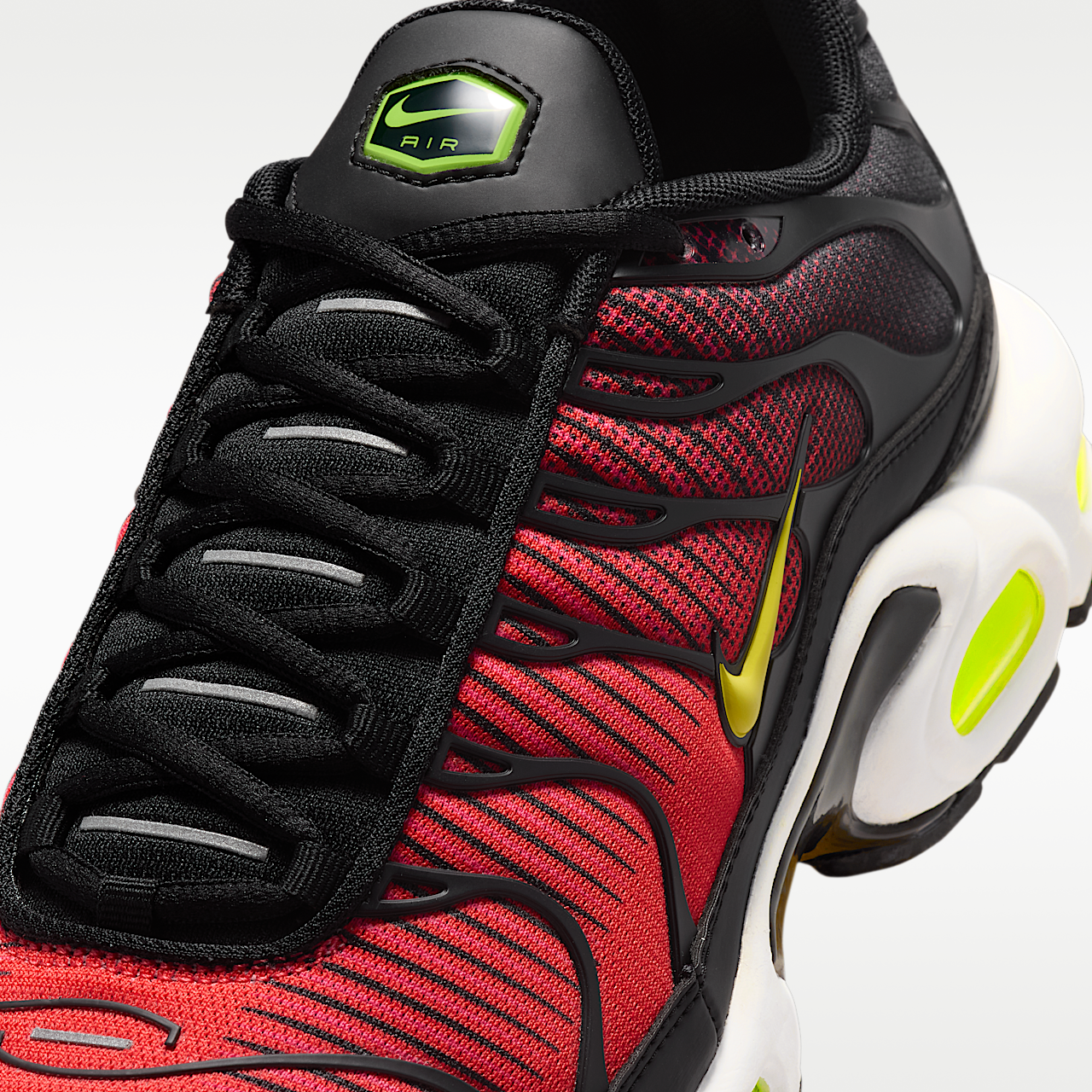 Nike Air Max Plus sneaker Zwart/Volt/Light Crimson/Opti Yellow