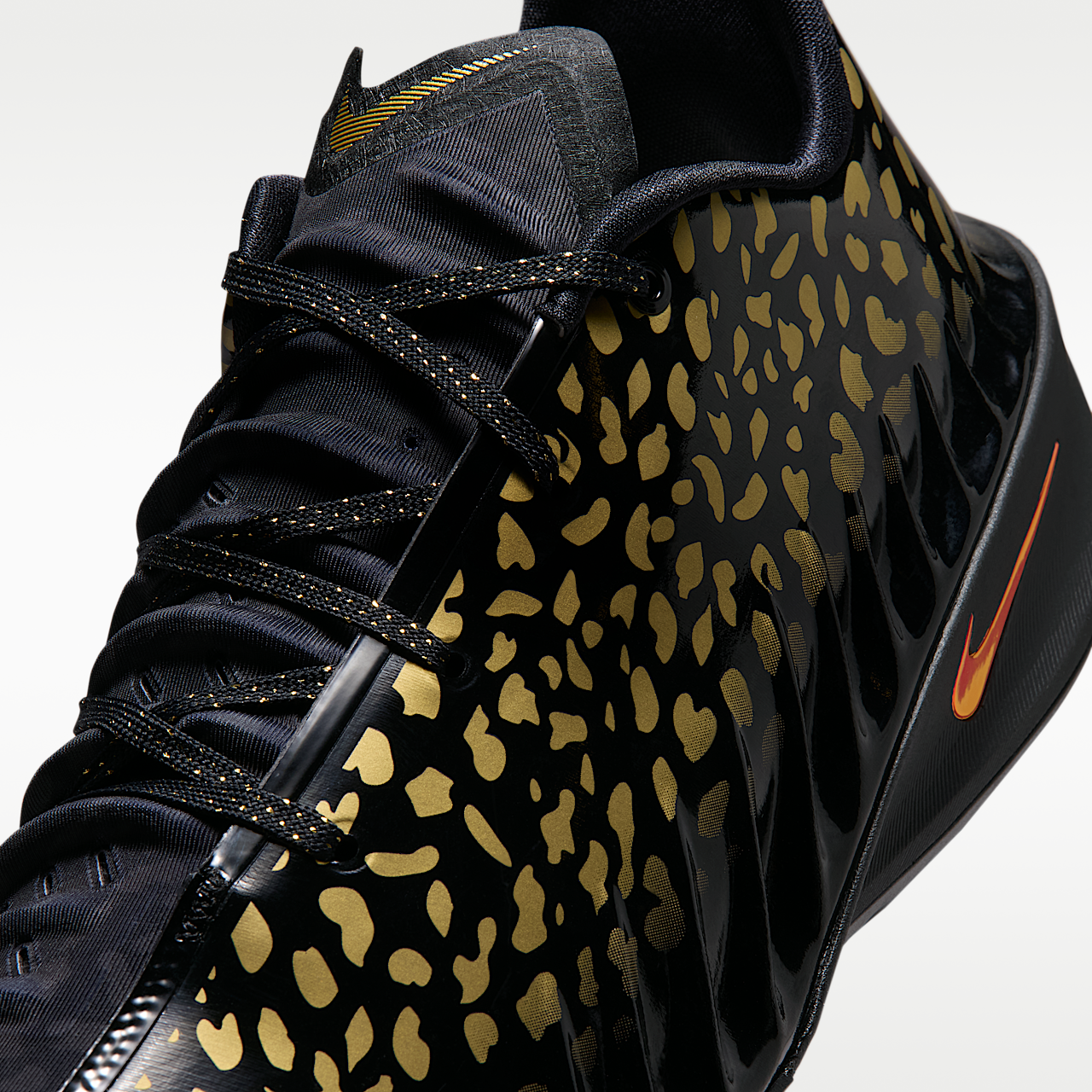 Nike  sneaker Zwart/Metallic Gold/Bright Crimson
