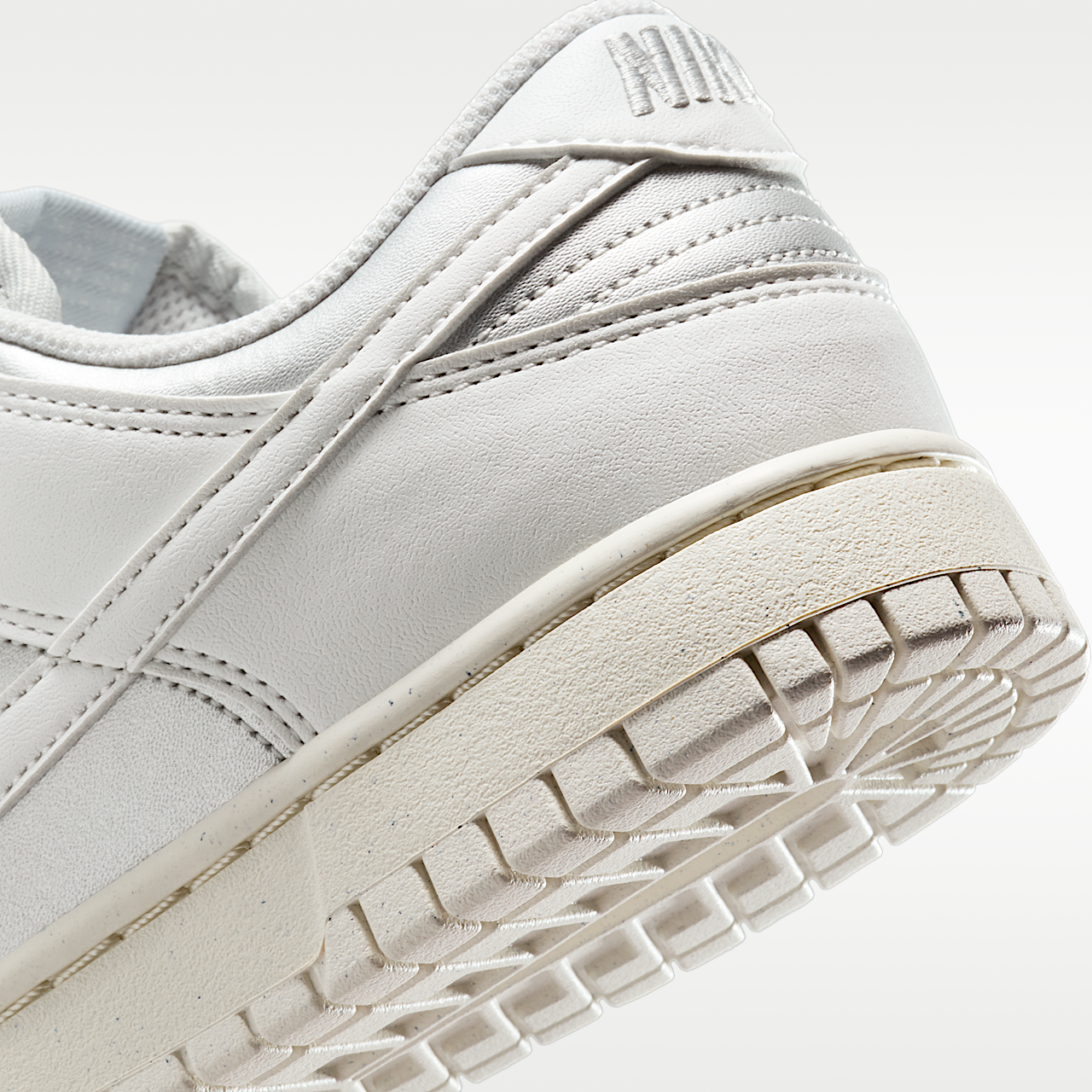 Nike Dunk Low sneaker Metallic Platinum/Pale Ivory/Summit White