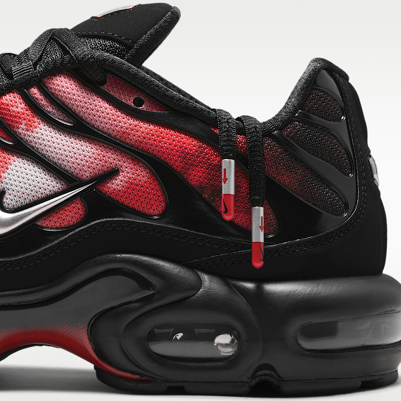 Nike Air Max Plus sneaker Zwart/University Red/Metallic Silver
