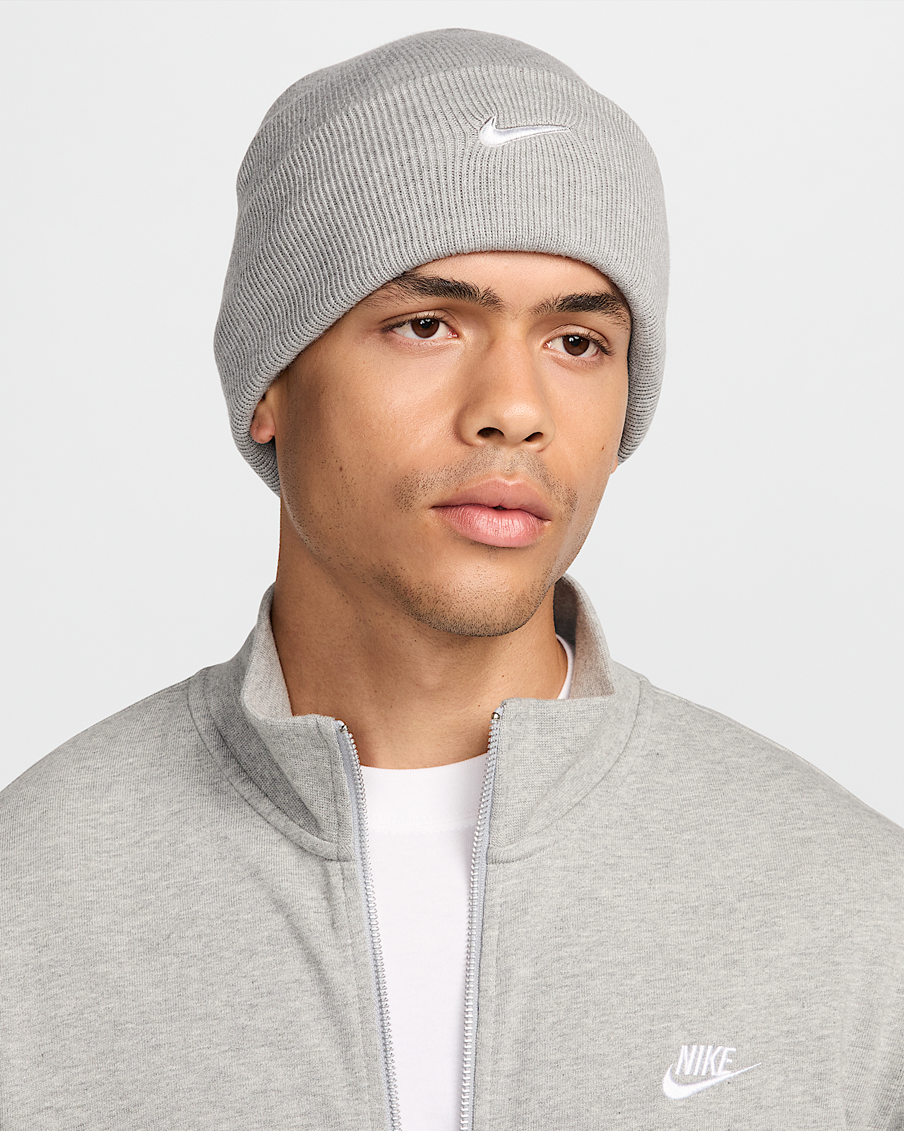 Женские  Nike Peak Swoosh Beanie