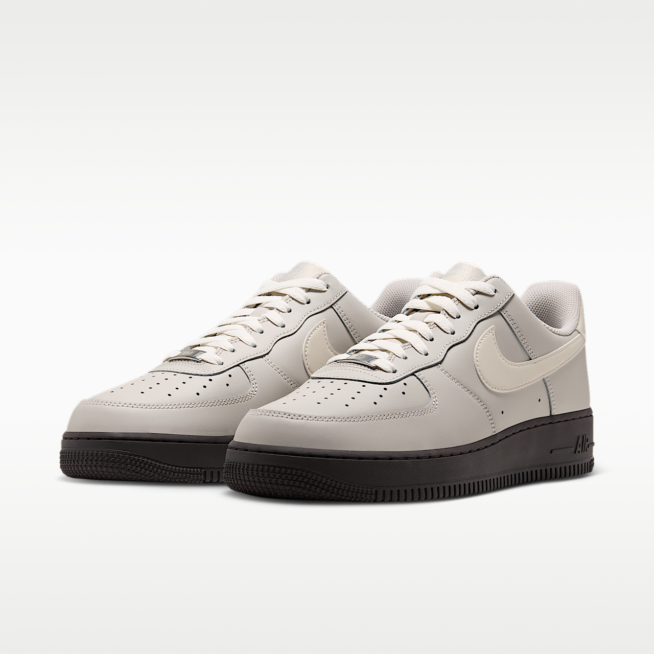 Nike Air Force 1 sneaker Light Bone/Zwart/Metallic Silver/Coconut Milk