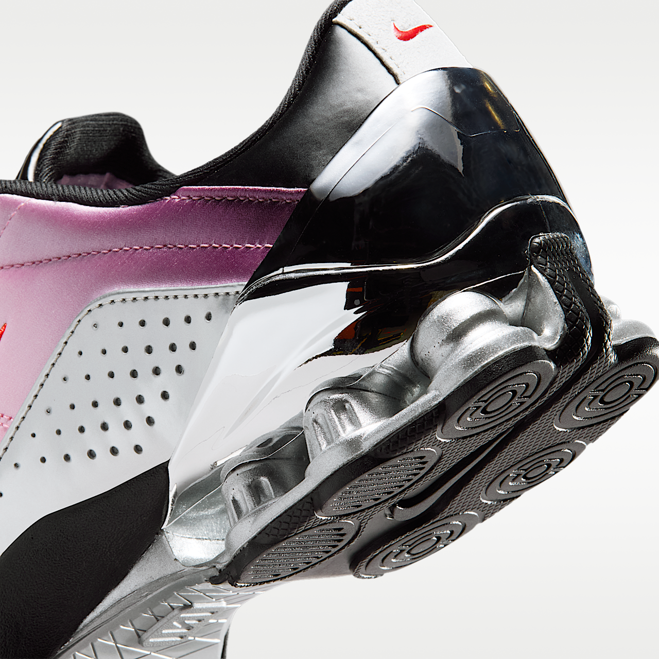 Nike Shox sneaker Shy Pink/Zwart/Metallic Silver/University Red