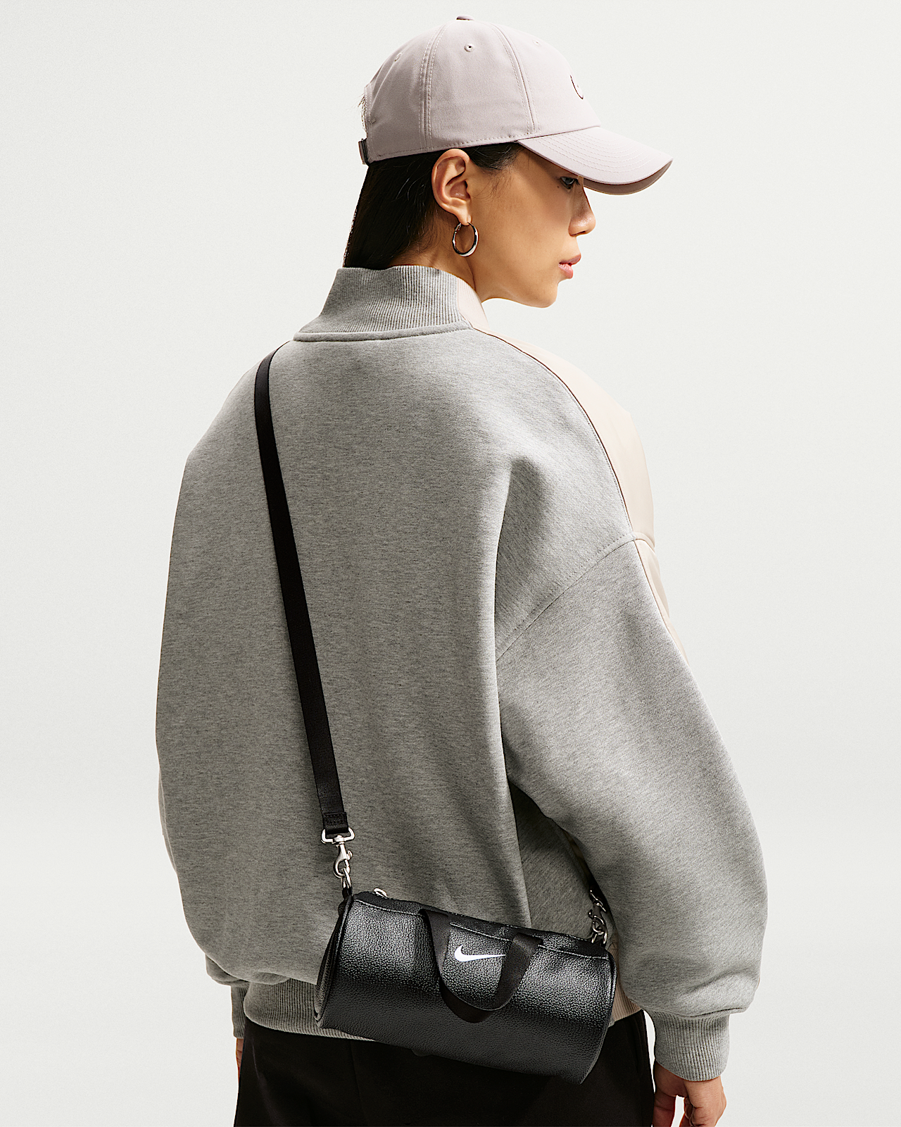 Женская сумка Nike Clash Mini Barrel Bag (3L)